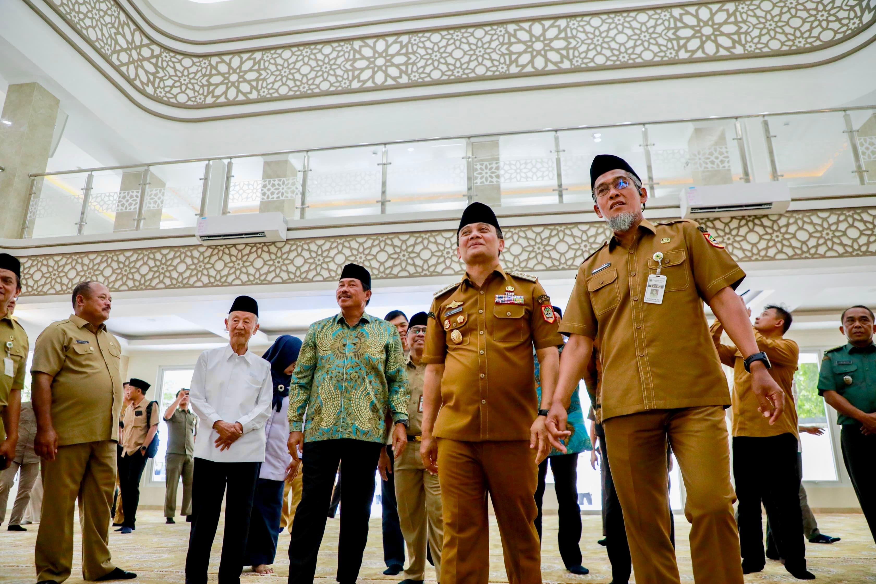 Gubernur Jawa Tengah Ahmad Luthfi bersama Wakil Gubernur Taj Yasin Maimoen meresmikan Masjid At-Taqwa yang baru dan penataan ulang kawasan Sekretariat Daerah (Setda) Provinsi Jawa Tengah
