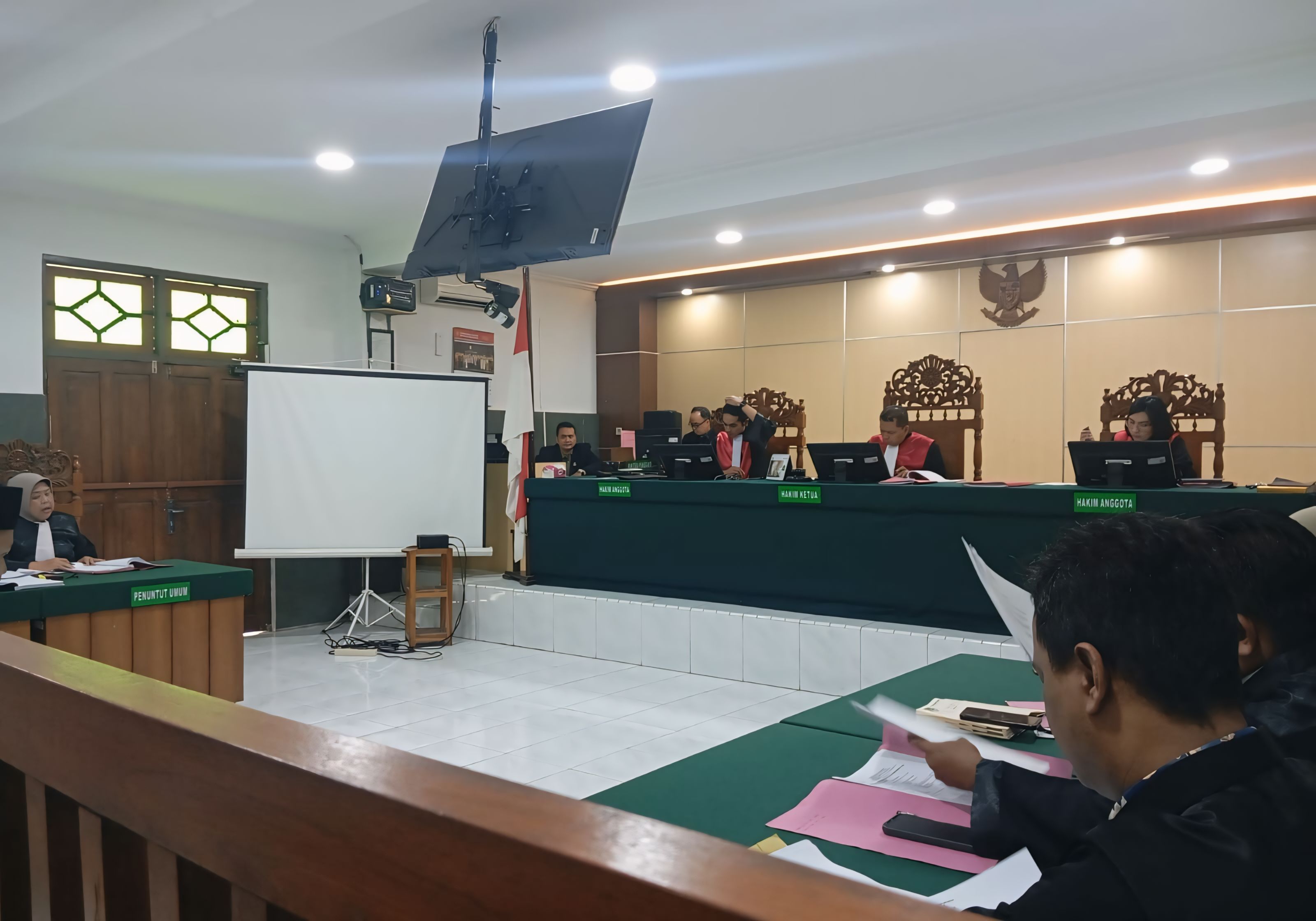 SIDANG - Penampakan sidang lanjutan perkara perusakan ATM Bank Jateng, di PN Pekalongan, Selasa (23/12/2025).