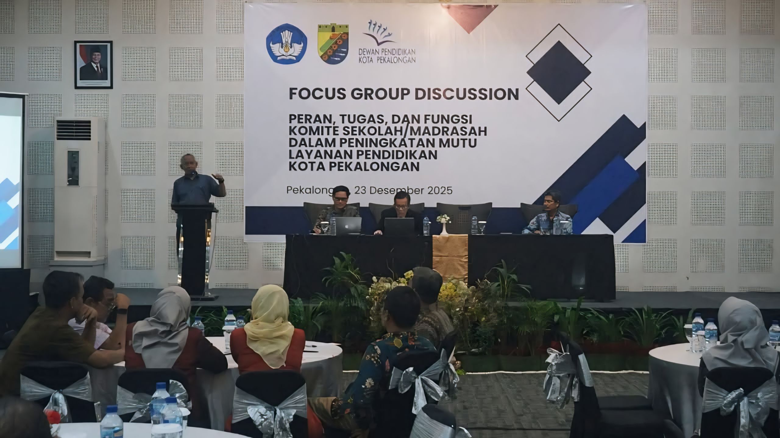 DISKUSI - Dewan Pendidikan Kota Pekalongan saat menggelar FGD di hotel Hojo pada Selasa (23/12/2025).