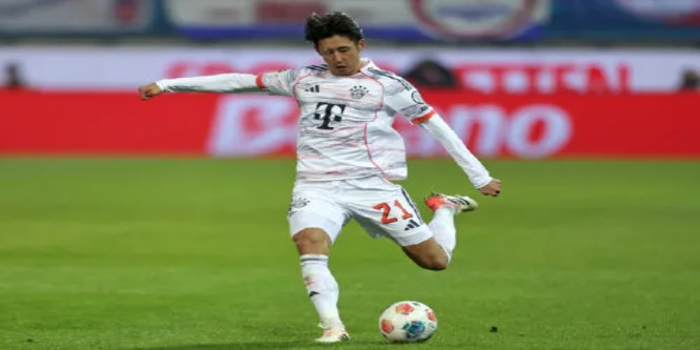 Tangkapan layar dari akun resmi Yahoo Japan dengan sumber foto yang diambil oleh Getty Images, menampilkan Hiroki Ito dengan ekspresi tenang dan reflektif dalam balutan busana putih jersey.