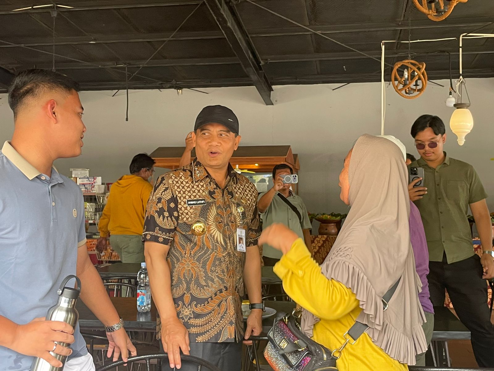 Gubernur Jawa Tengah Ahmad Luthfi saat menyapa para pemudik di Rest Area KM 429 A Tol Semarang-Solo. Selasa (23/12). Maria Novena/Jawa Pos Radar Semarang