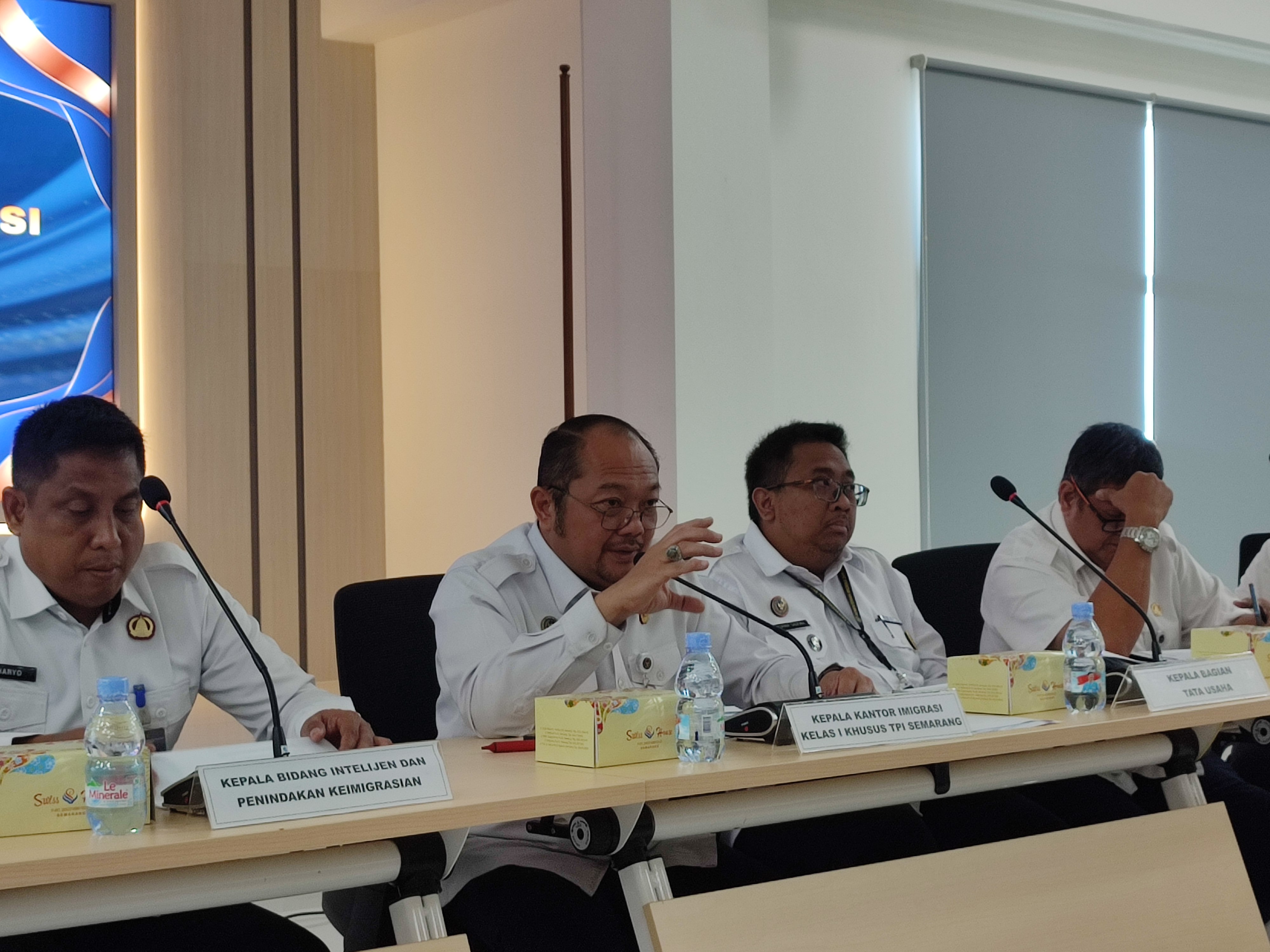 Kepala Kantor Imigrasi Kelas I TPI Semarang, Ari Wibowo memberikan keterangan dalam rilis pencapaian akhir tahun, Selasa (23/12/2025).