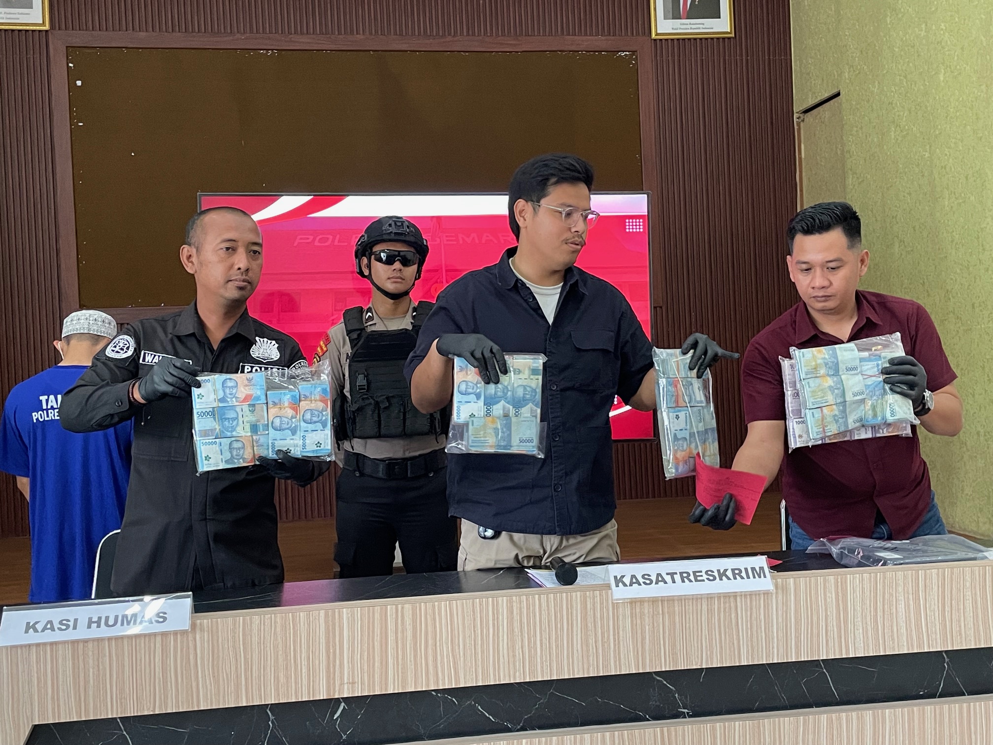 Kasat Reskrim Polres Semarang AKP Bodia Teja Lelana tunjukan barang bukti sisa uang curian saat pressrilis di Mapolres Semarang. Maria Novena/Jawa Pos Radar Semarang