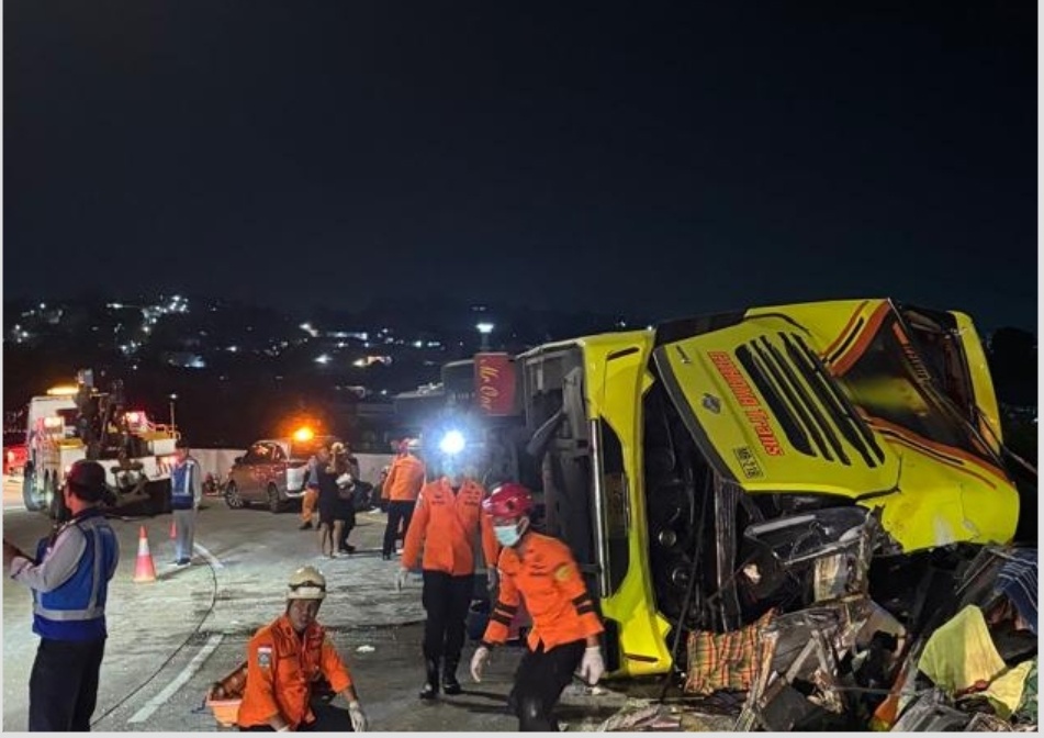 Kondisi bus cahaya trans mengalami kecelakaan dan terguling di exit tol Krapyak Semarang