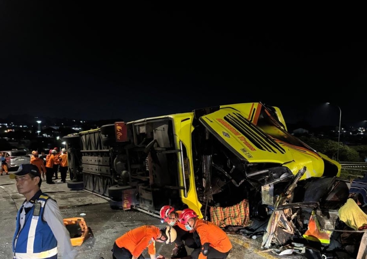 Kondisi bus cahaya trans yang kecelakaan di exit tol Krapyak Semarang
