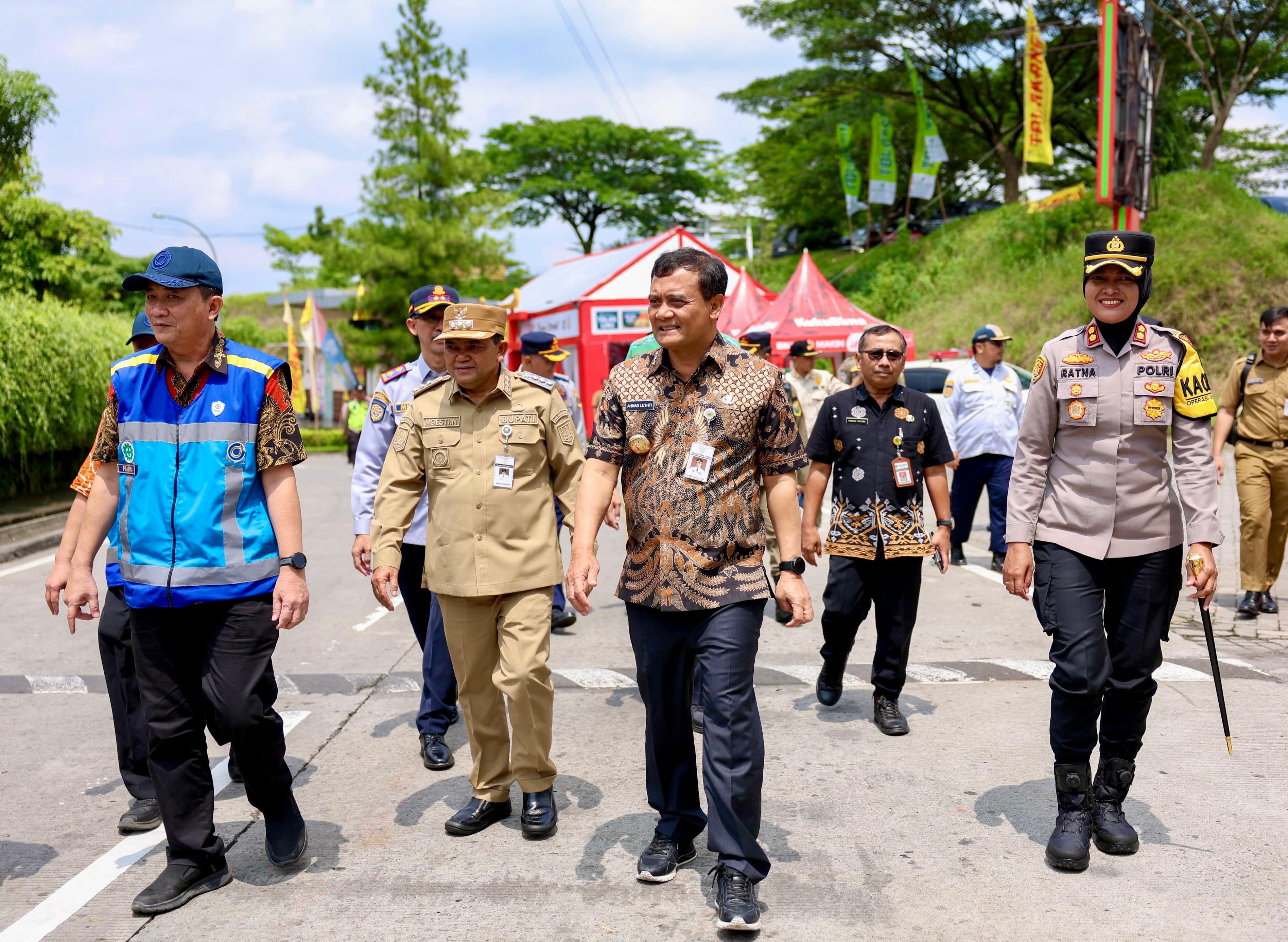 Ahmad Luthfi saat meninjau Rest Area KM 429 Tol Semarang&ndash;Solo di Ungaran, Kabupaten Semarang