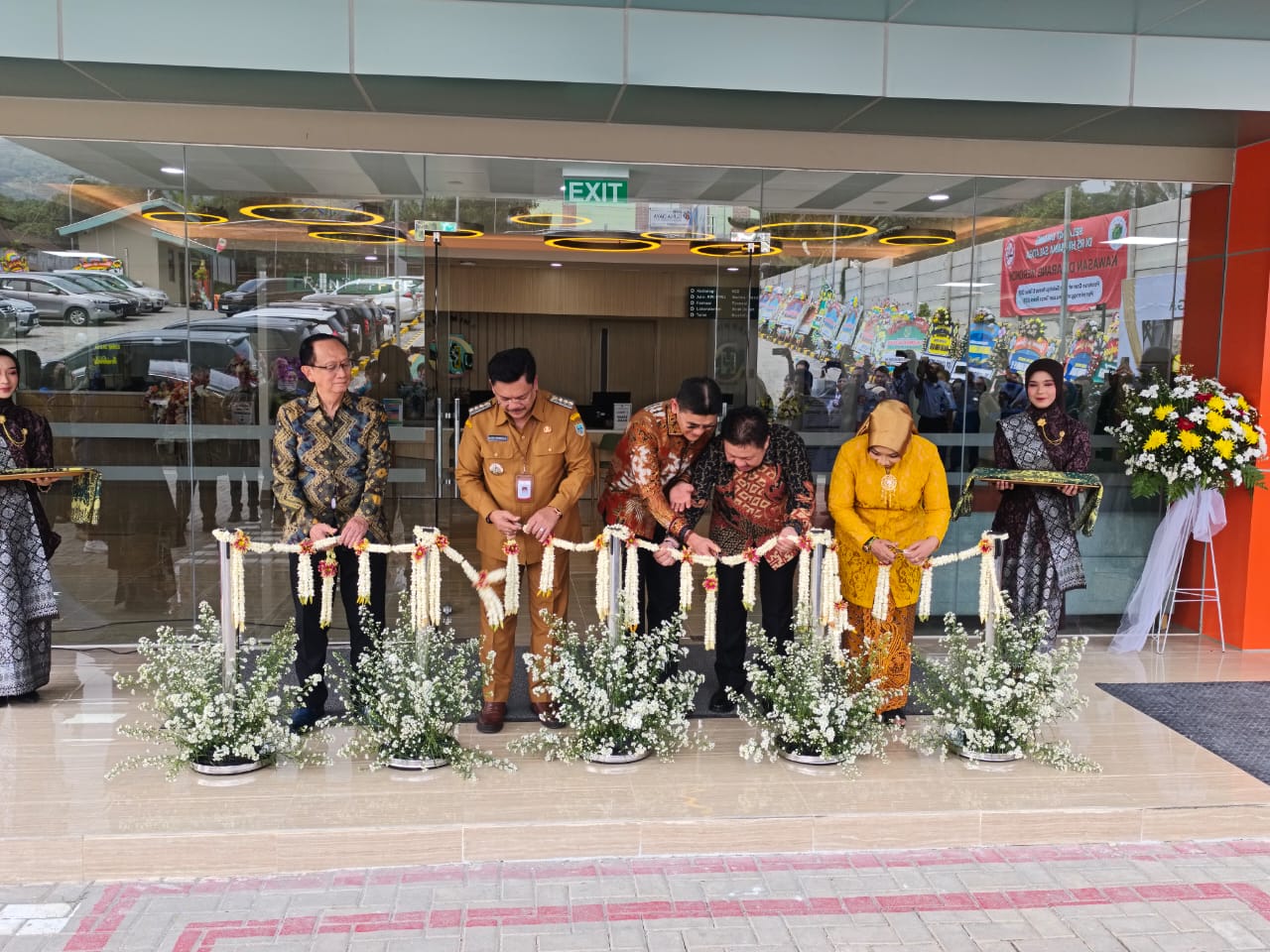 Wali Kota Salatiga dr Robby Hernawan SpOG&nbsp;meresmikan operasional RS Hermina di jalan Fatmawati, Blotongan Salatiga.