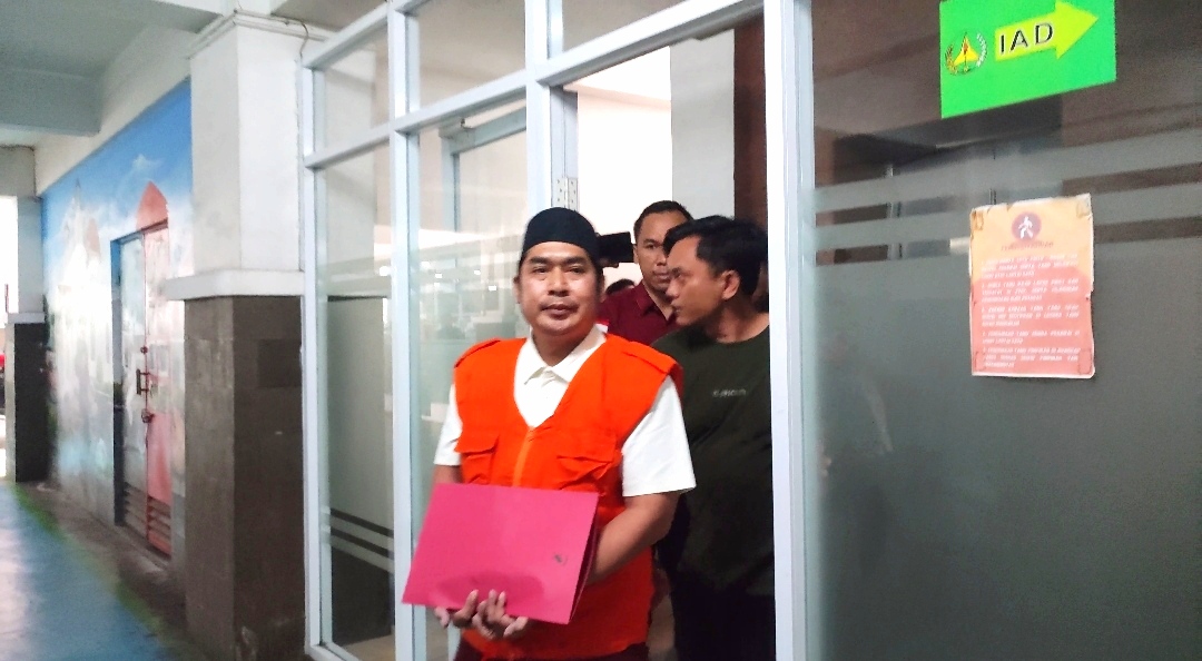 Tersangka TPPU korupsi jual beli lahan BUMD Cilacap, Gus Yazid saat ditahan Kejaksaan Tinggi Jawa Tengah, Rabu (24/12/2025).