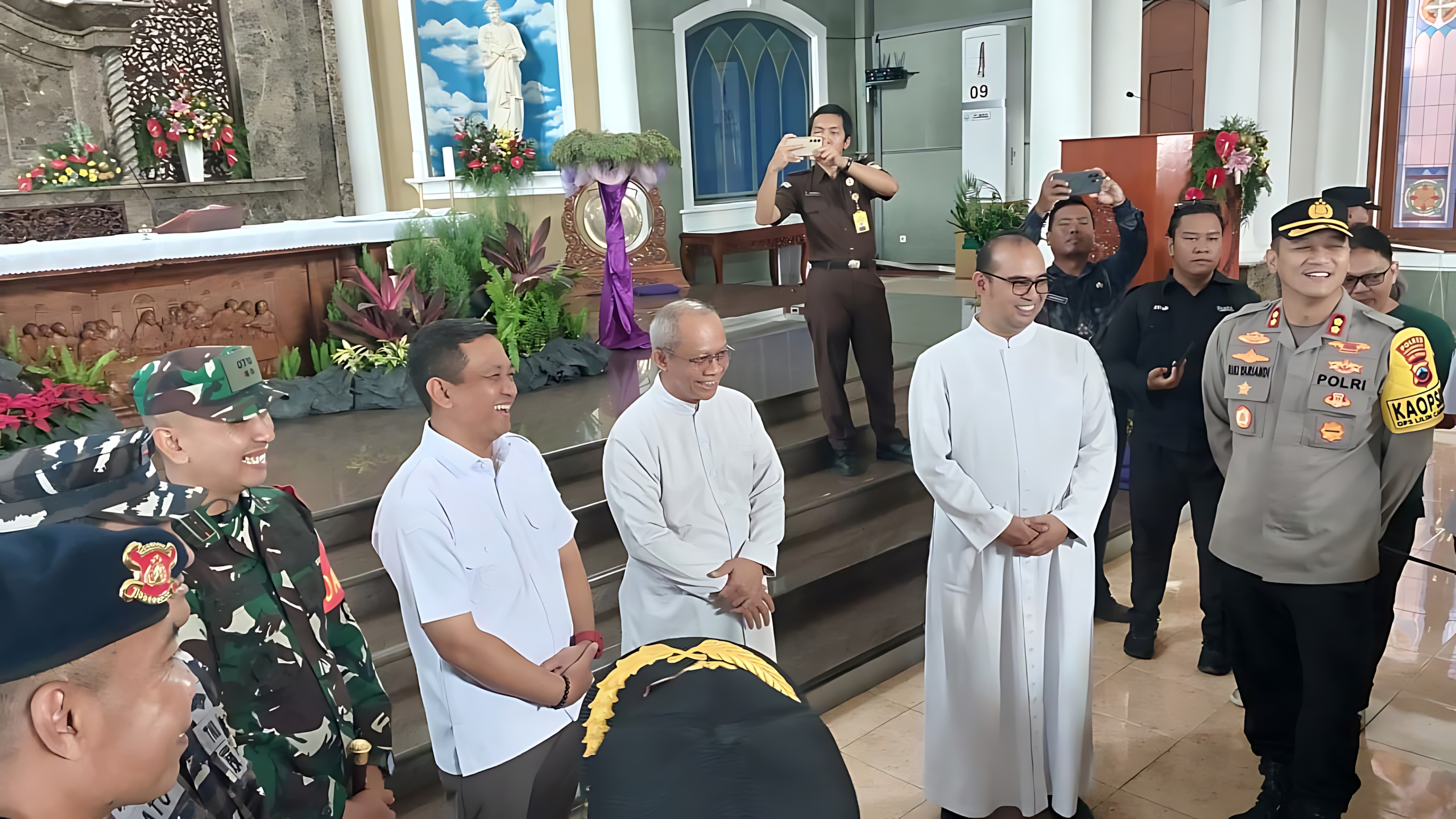 KUNJUNGAN - Forkopimda Kota Pekalongan saat melakukan kunjungan ke&nbsp; Gereja Santo Petrus Pekalongan, Rabu (24/12/2025).