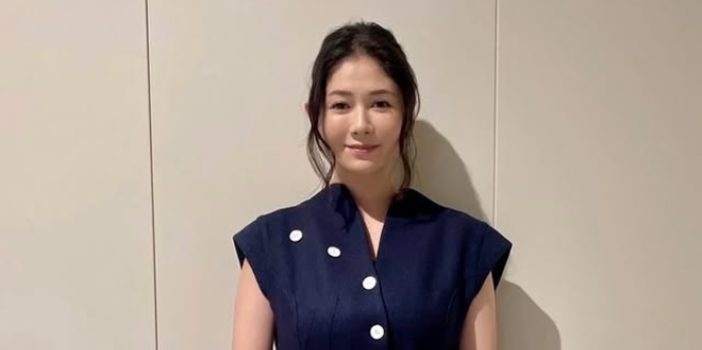 Tangkapan layar dari akun Instagram resmi yokomaki_official, menampilkan Yoko Maki dengan ekspresi tenang dan reflektif dalam balutan busana gelap.