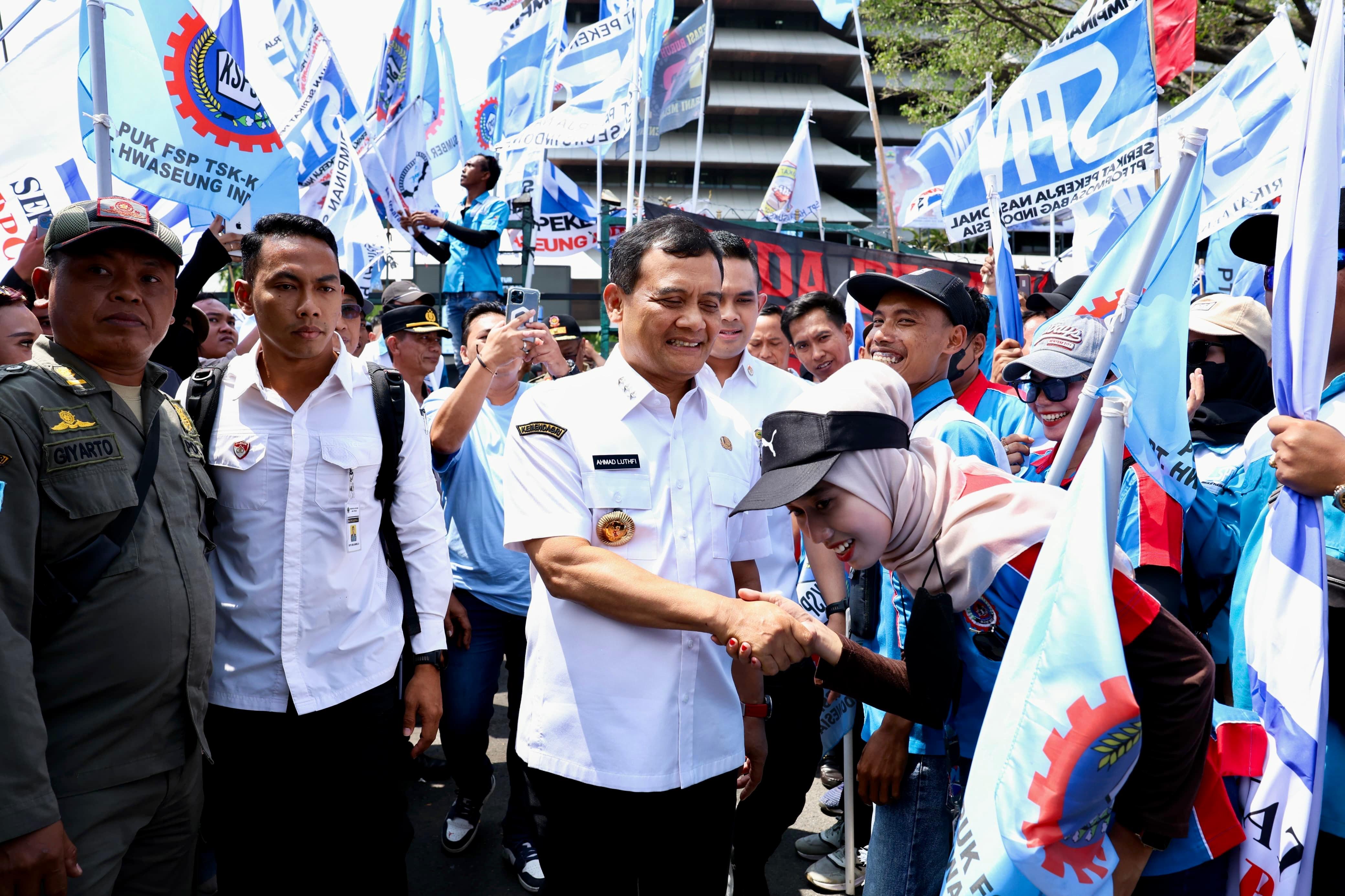 Gubernur Jawa Tengah Ahmad Luthfi menemui masa buruh yang melakukan aksi di Kantor Gubernuran, Rabu (24/12/2025)