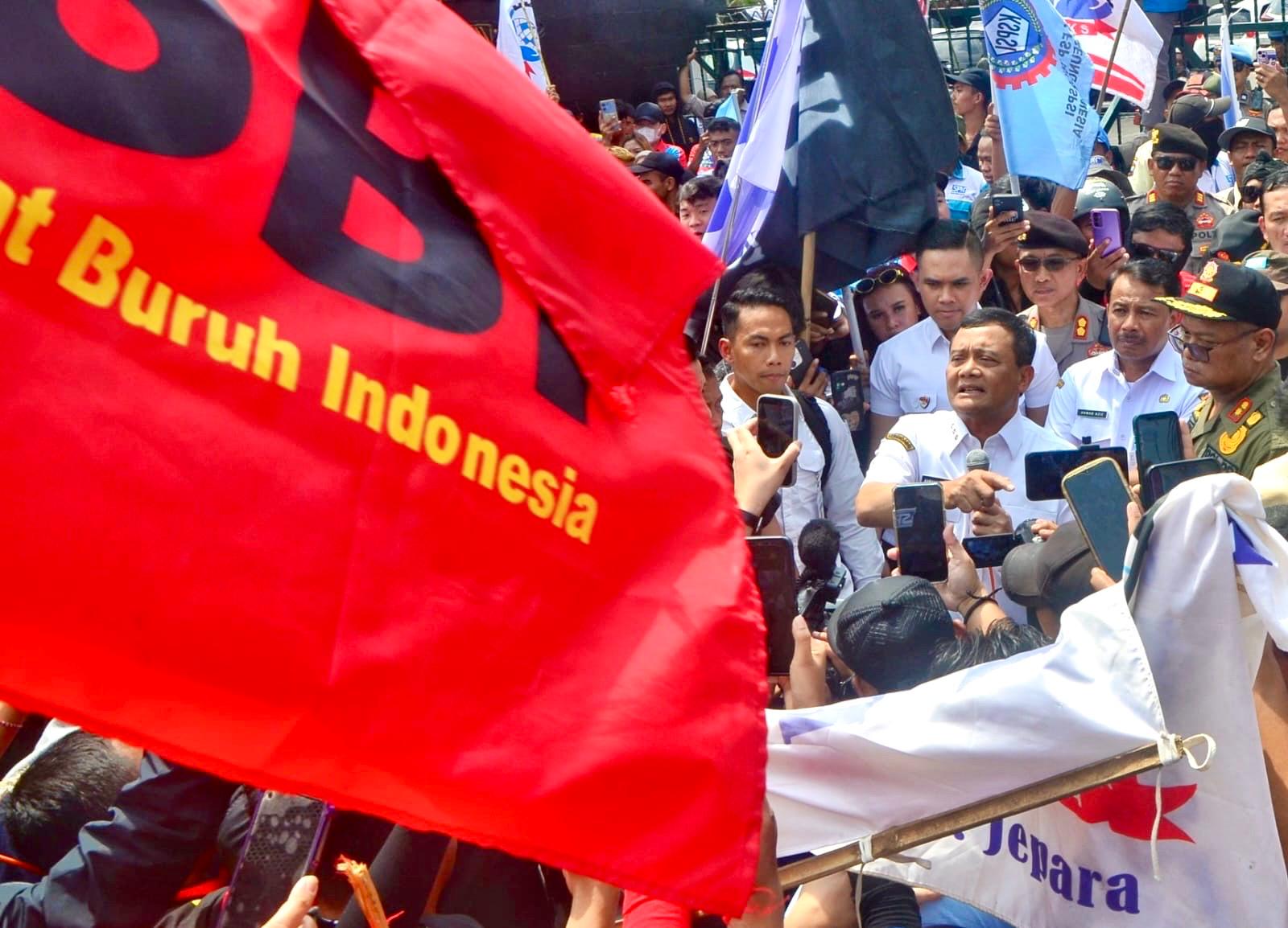 Gubernur Jawa Tengah Ahmad Luthfi menemui masa buruh yang melakukan aksi di Kantor Gubernuran, Rabu (24/12/2025)