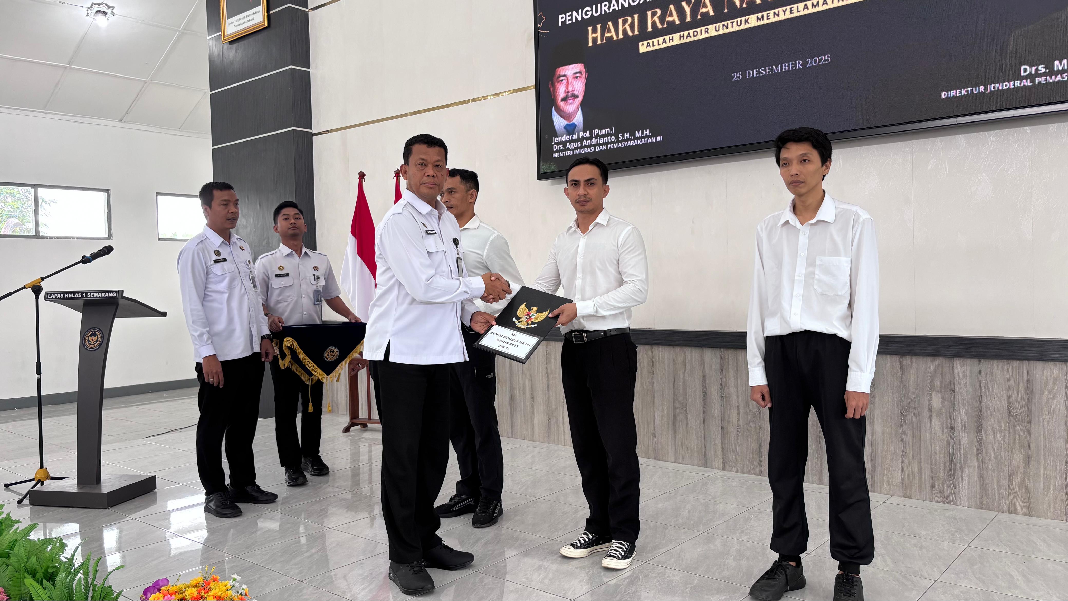 Kalapas Semarang Ahmad Tohari menyerahkan SK Remisi Khusus Hari Raya Natal secara simbolis pada narapidana di Aula Graha Pancasila, Kamis (25/12/2025).