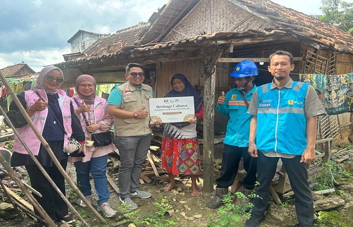BATIK PLN UNTUK RAKYAT : PLN UPT Semarang berkolaborasi dengan YBM PLN berkontribusi dalam program bantuan bertajuk &ldquo;Berbagi Cahaya&rdquo; berupa penyambungan listrik gratis.