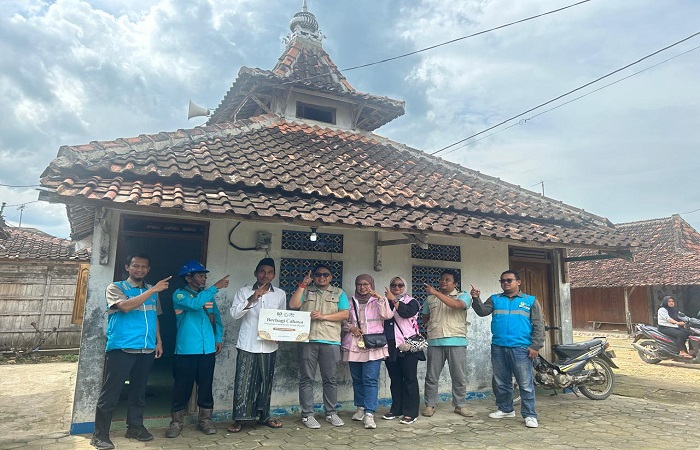 BATIK PLN UNTUK RAKYAT : PLN UPT Semarang berkolaborasi dengan YBM PLN berkontribusi dalam program bantuan bertajuk &ldquo;Berbagi Cahaya&rdquo; berupa penyambungan listrik gratis.
