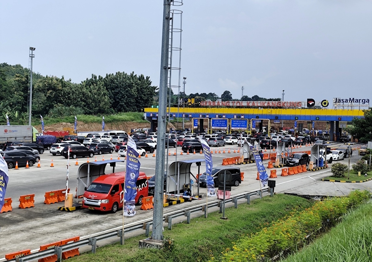 Kondisi pintu masuk gerbang tol arah barat ke dalam tol kota Semarang Kamis (25/12/2025).