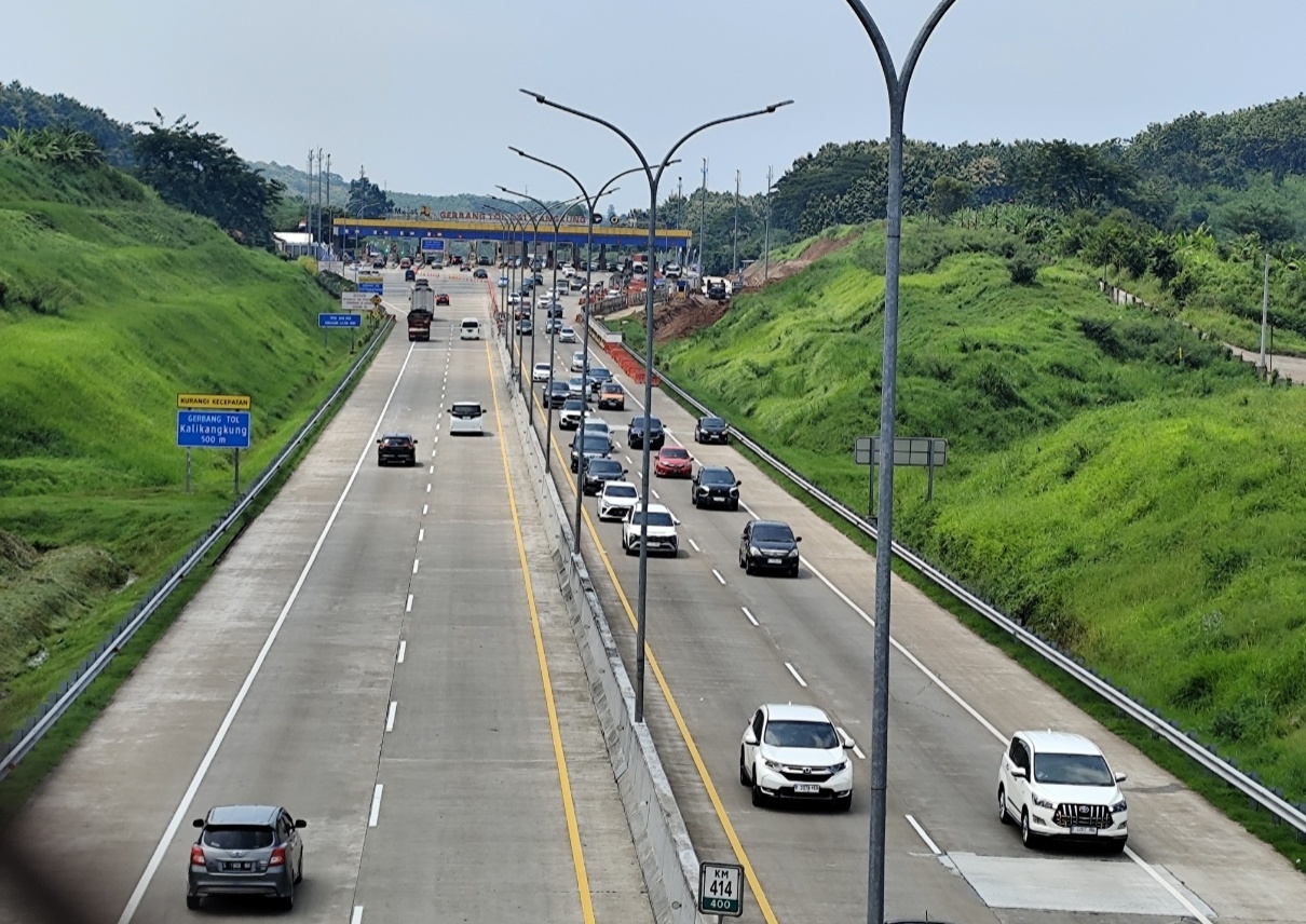 Jalur masuk gerbang Tol Kalikangkung mengarah tol dalam kota Semarang lebih padat