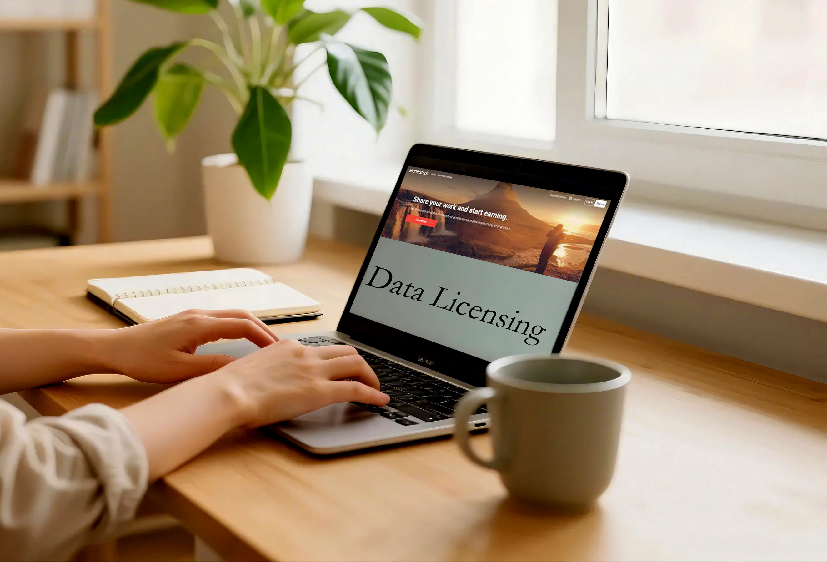 Penampakan layar monitor yang membuka laman Shutterstock contributor