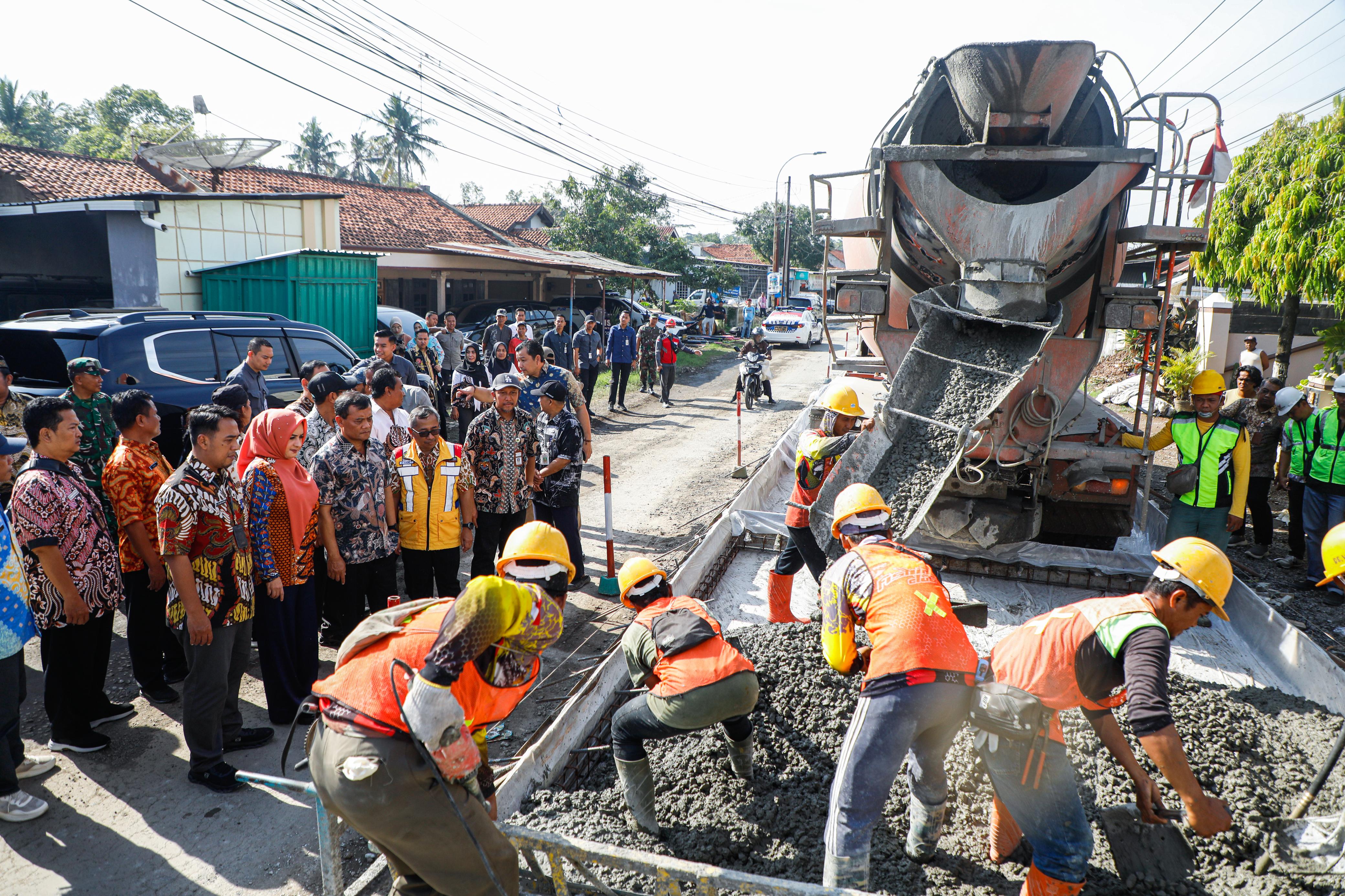 Sepuluh bulan sejak Ahmad Luthfi dan Taj Yasin Maimoen memimpin Jawa Tengah, infrastruktur jalan menjelma salah satu wajah paling kasat mata dari arah pembangunan yang ditempuh.