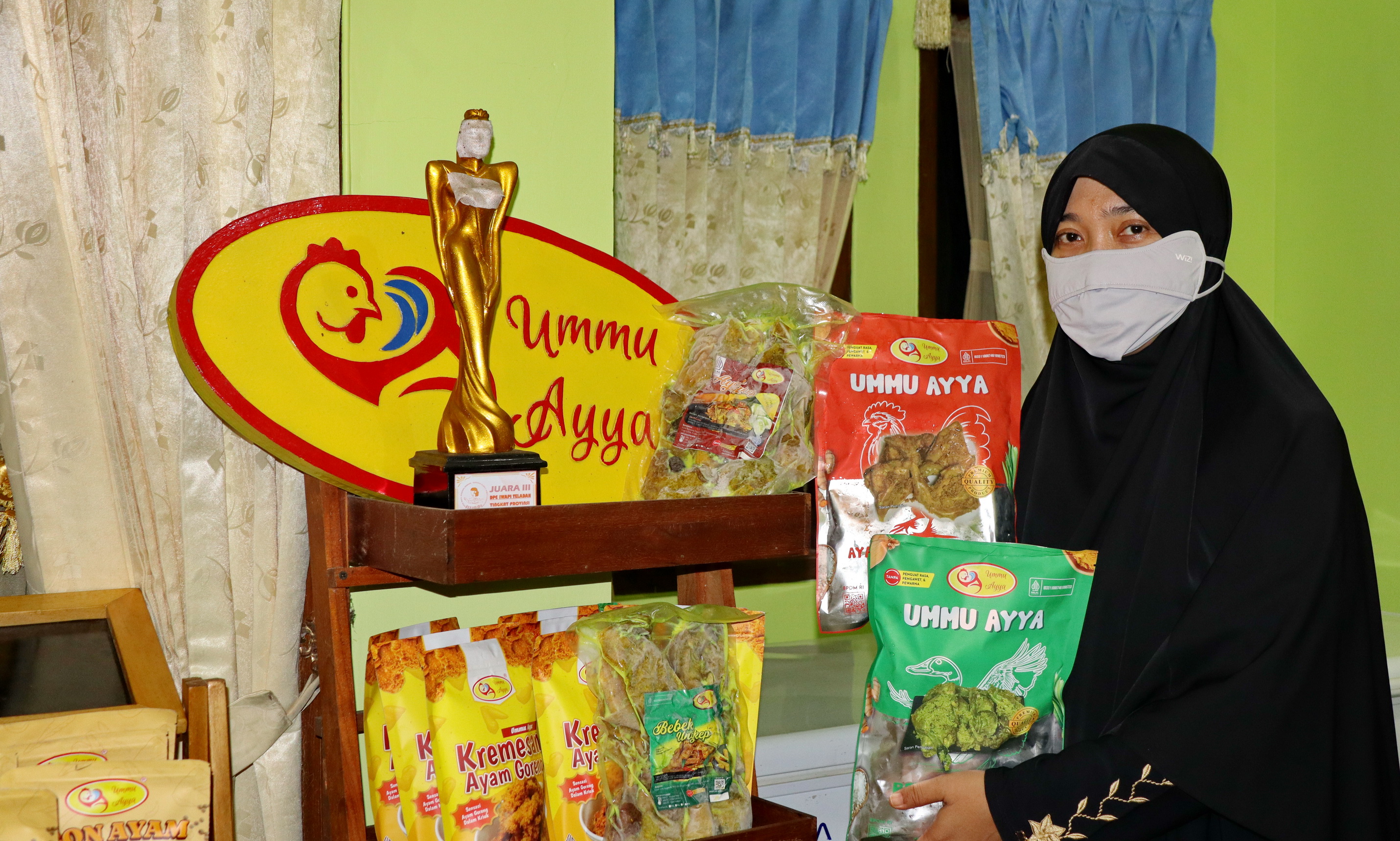 TUNJUKKAN PRODUK &ndash; Pemilik usaha kuliner kemasan Ummu Ayya Tatiek, Indah Purwanti Handayani menunjukkan berbagao produk yang diproduksinya di Siwalan Kabupaten Pekalongan.