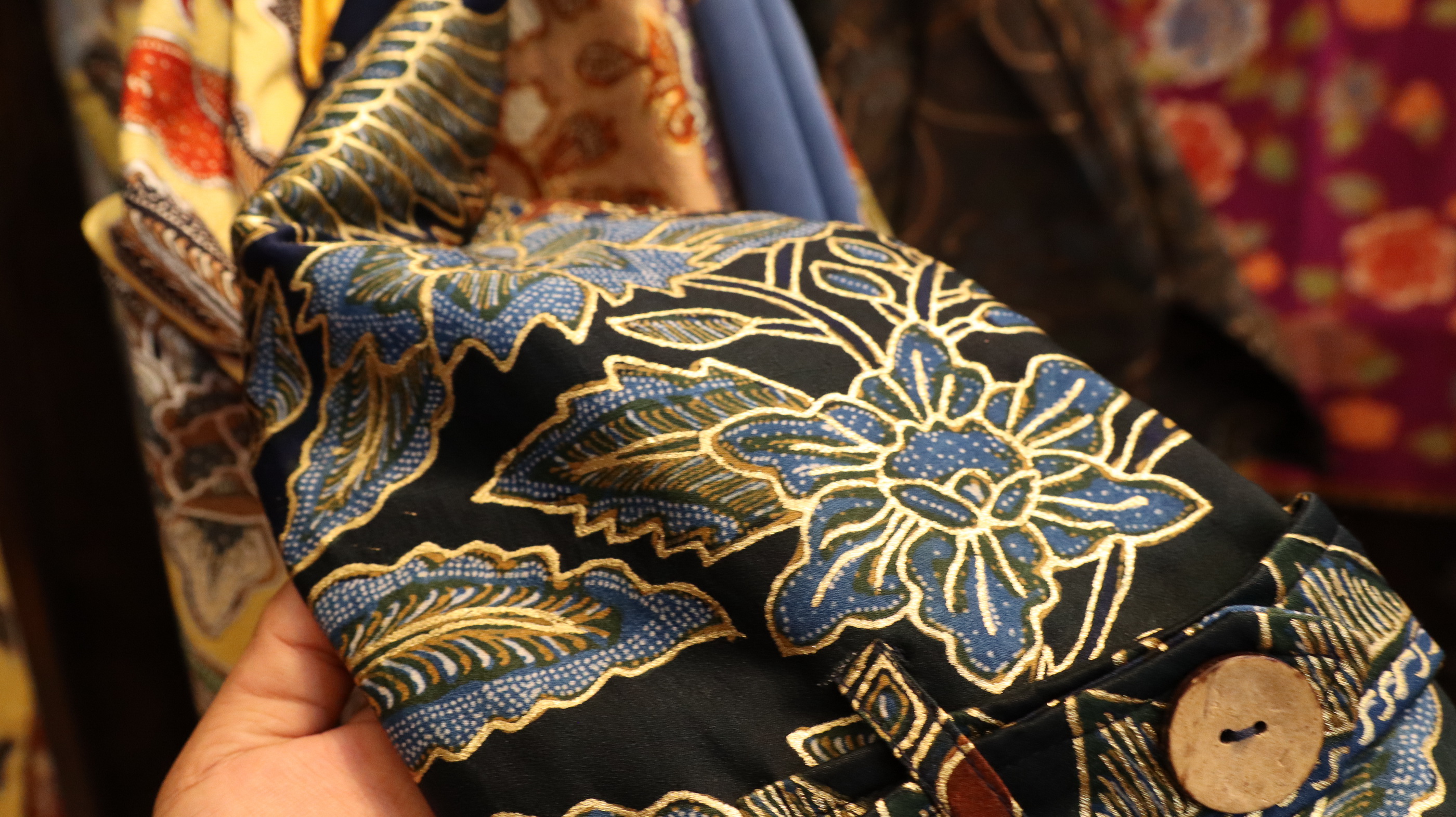 BATIK PRADA - Inilah salah satu seni batik Prada, berupa batik degan sentuhan warna emas, yang membuat kesannya semakin berkelas dan mewah.