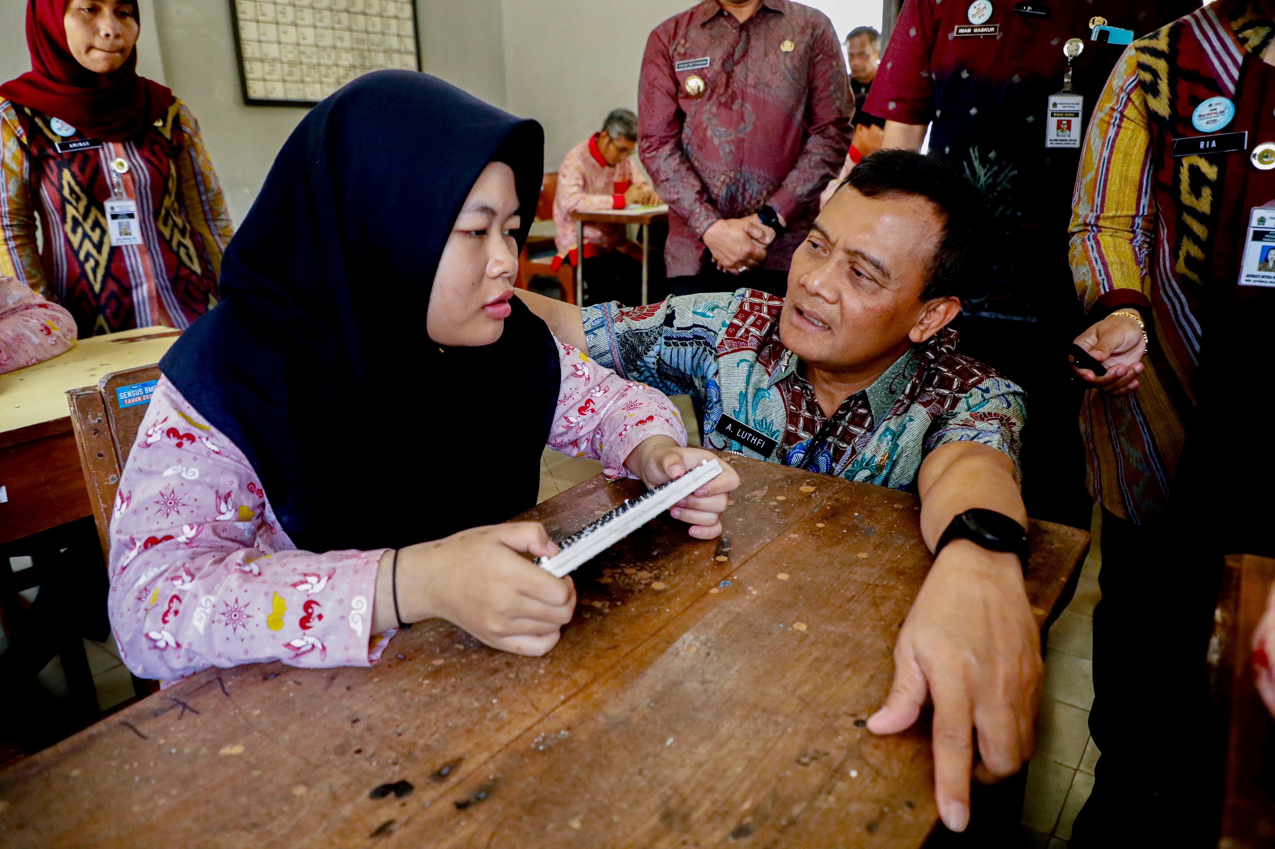 Melalui Program Sekolah Kemitraan, Pemprov Jateng membuka pintu-pintu sekolah swasta bagi anak-anak dari keluarga kurang mampu, tanpa memungut biaya kepada orang tua.