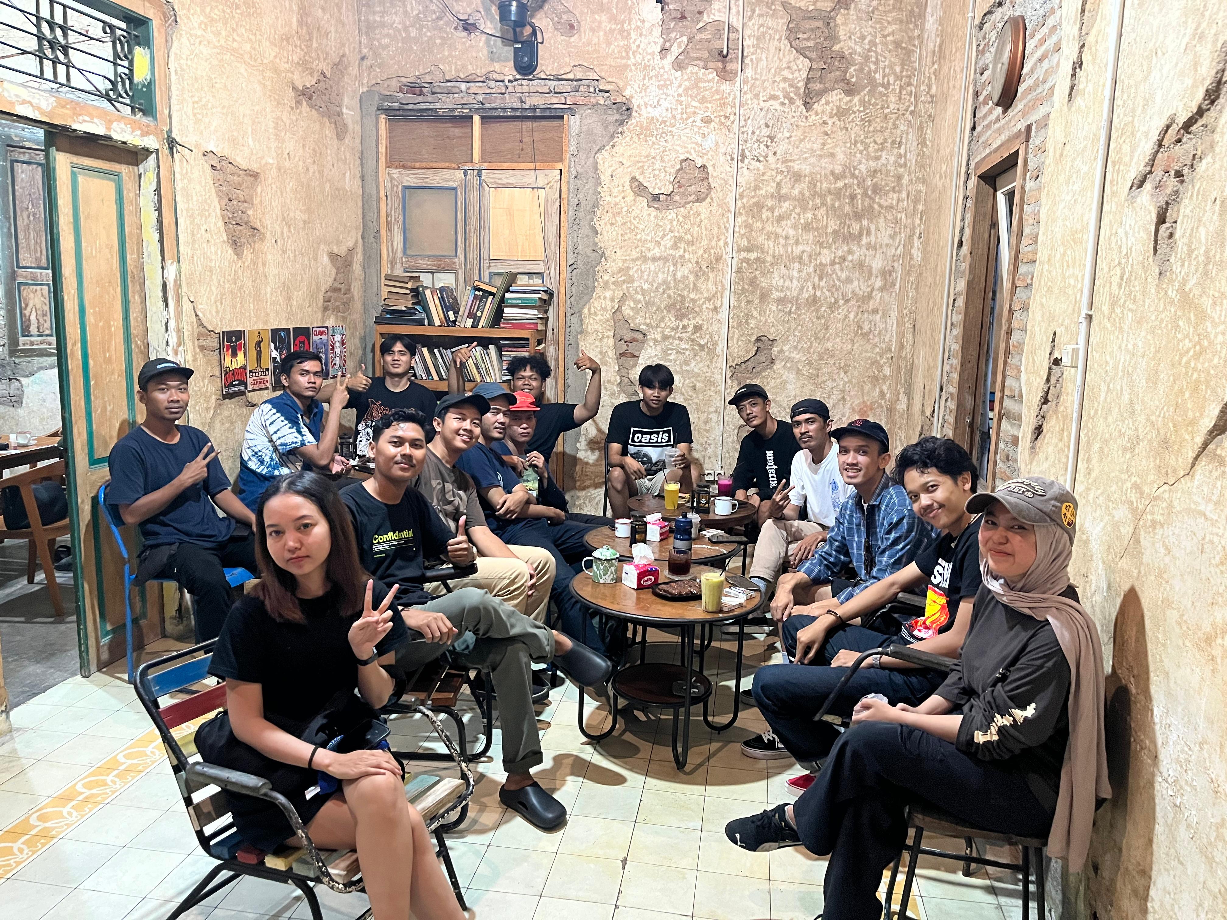 KOMUNITAS: KMJ Saikel Klub Pekalongan saat berkumpul di kedai kopi tujuan mereka.