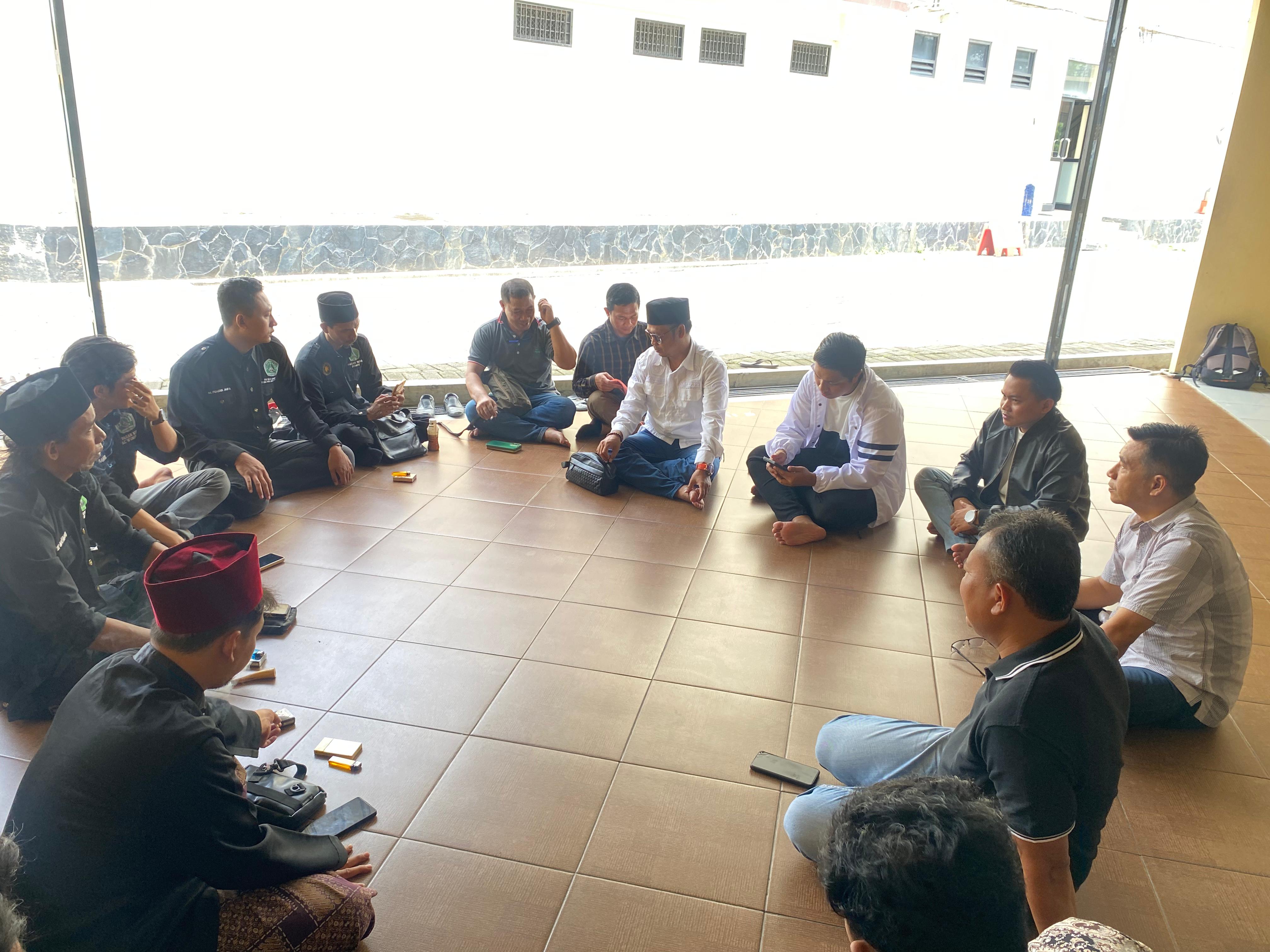 Petugas Polres Demak berkoordinasi dalam menangani kasus  pengeroyokan anggota Pagar Nusa. (Wahibpribadi)