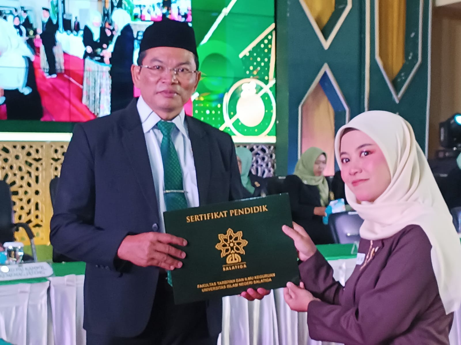 LPTK UIN Salatiga mengukuhkan 4.271 lulusan Pendidikan Profesi Guru (PPG) Batch 3 Tahun 2025 melalui upacara pengambilan sumpah profesi di Auditorium UIN Salatiga, Minggu (28/12).