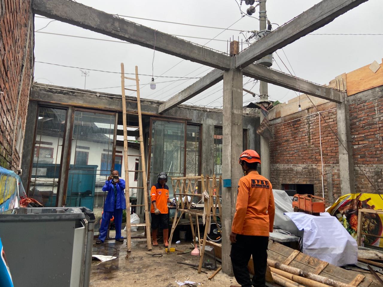 Petugas melakukan penanganan pasca bencana angin puting beliung yang melanda Dusun Petarangan, Desa Petarangan, Temanggung, pada Senin (29/12) siang.