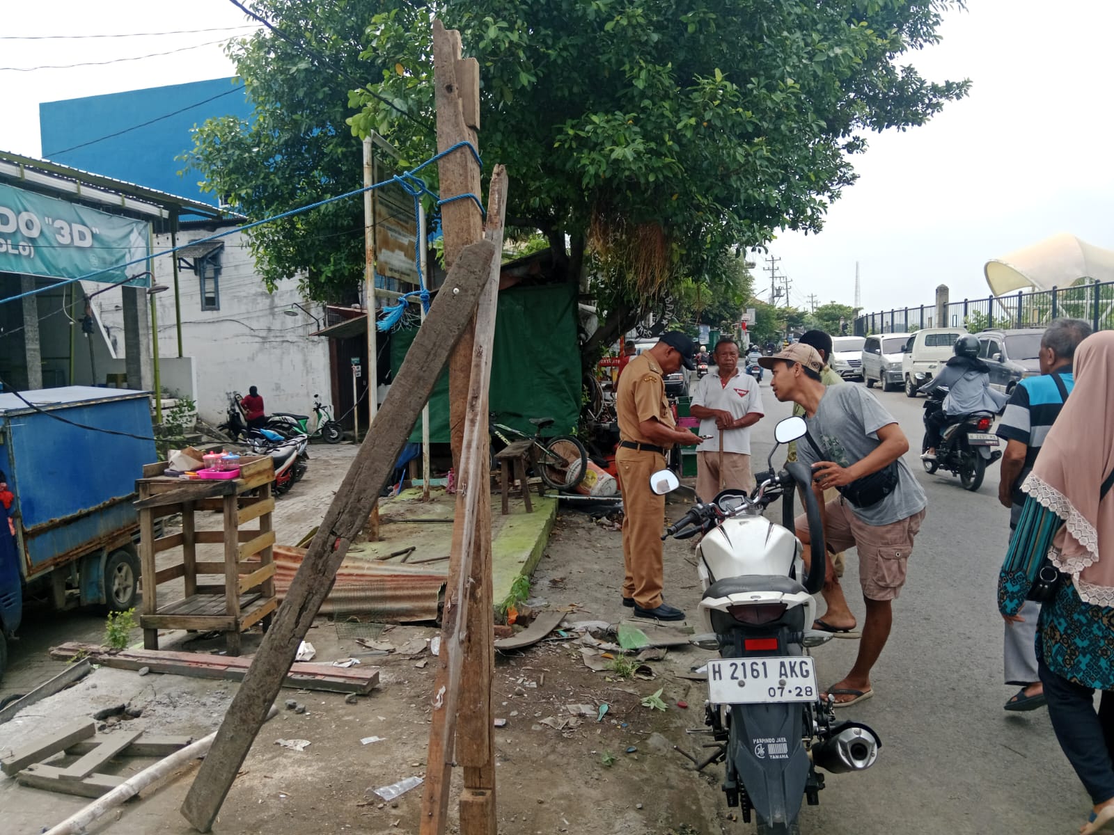 Penertiban dan penataan pedagang kaki lima (PKL) dilakukan di Jalan Sawah Besar Raya, Karang Kimpul, Kelurahan Kaligawe, Kecamatan Gayamsari Senin (29/12) pagi.