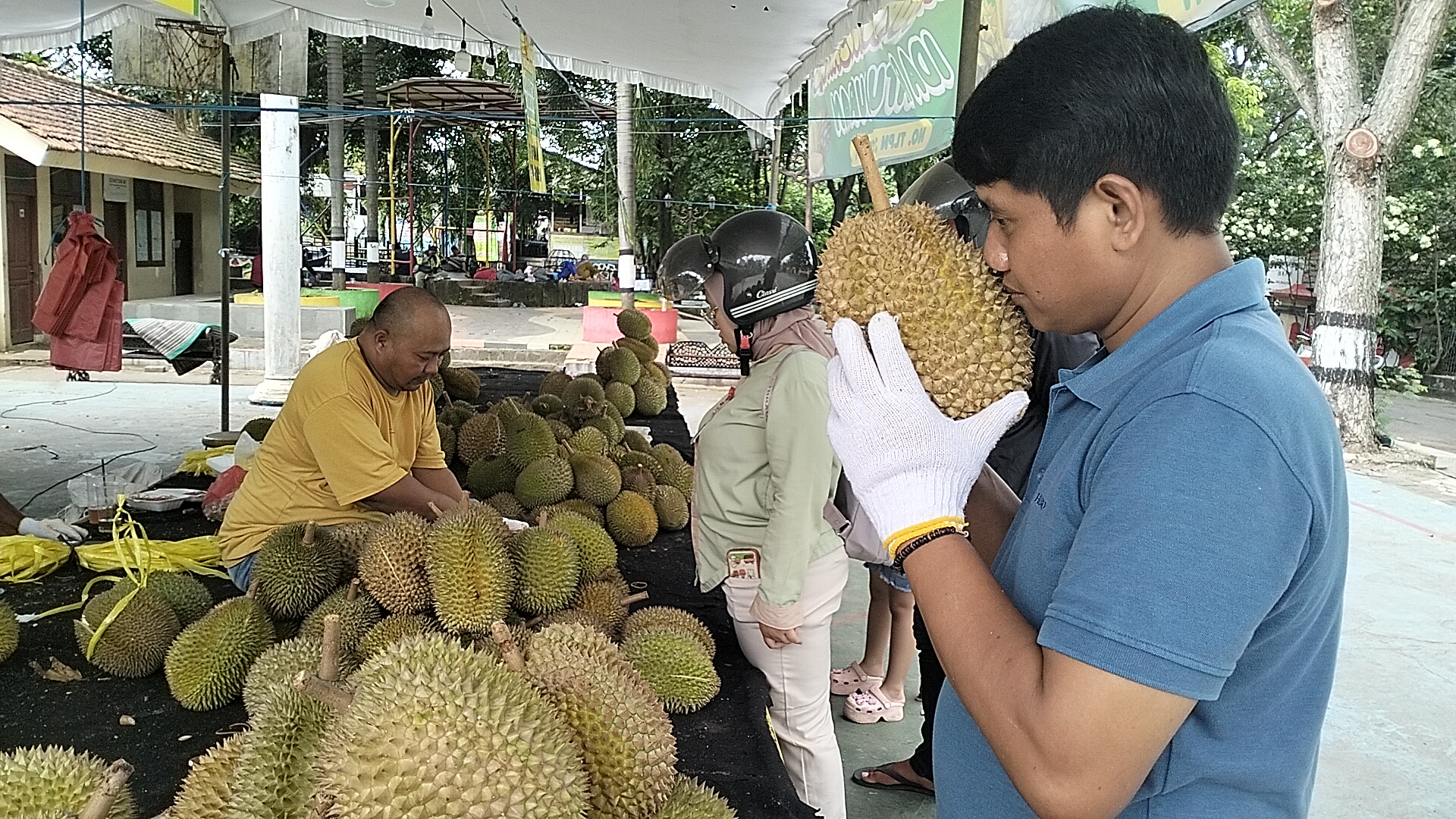 Suasana Bazar Durian di Lapangan Voli depan Kantor Kecamatan Ngaliyan, Senin (29/12) sore.
