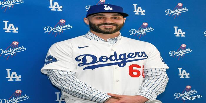 Tangkapan layar dari akun Instagram resmi tannerscott, menampilkan Tanner Scott berpose mengenakan jersey Los Angeles Dodgers dengan senyum percaya diri di depan latar logo tim, mencerminkan perannya.