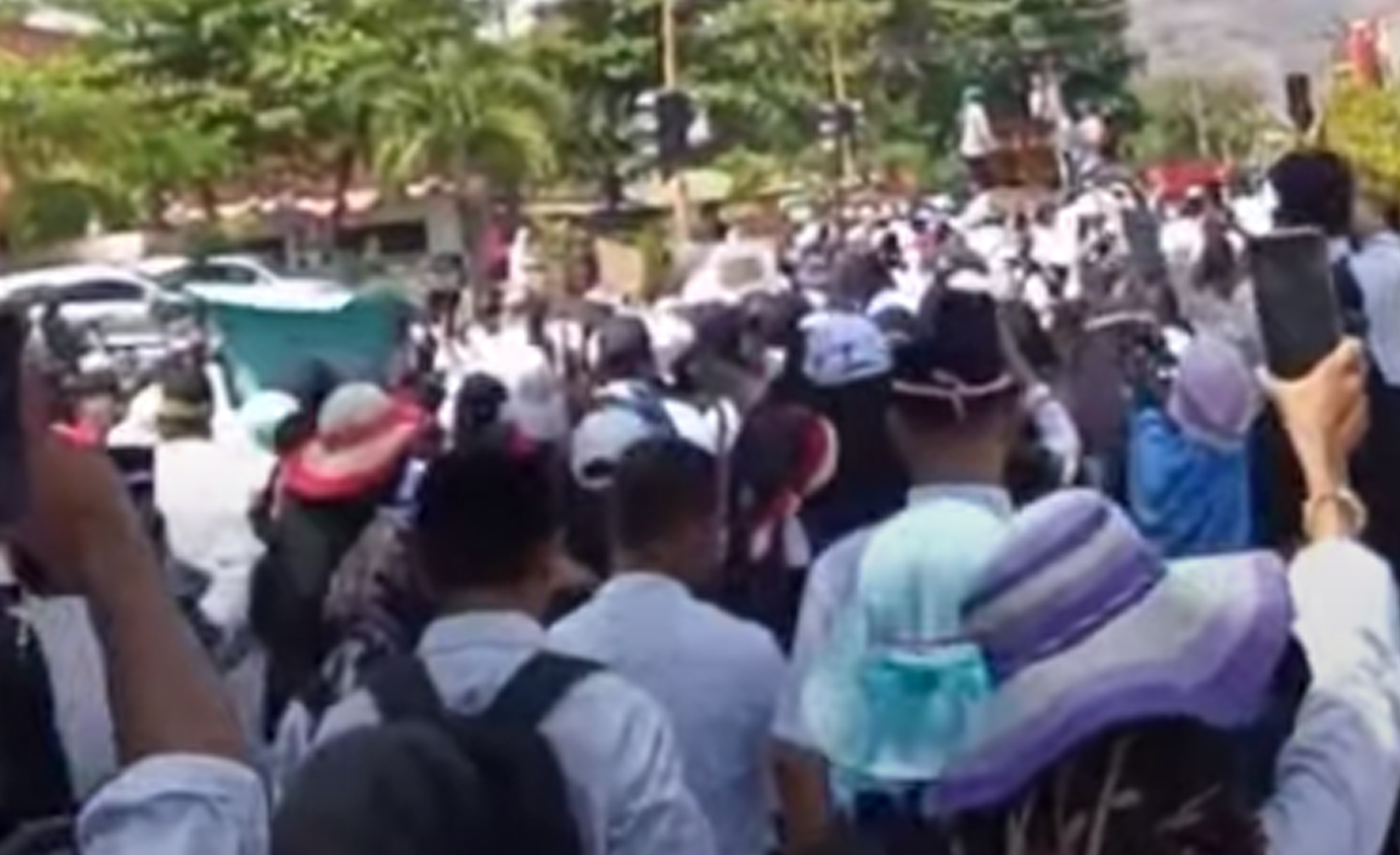 Sejumlah guru melakukan demo di Bima