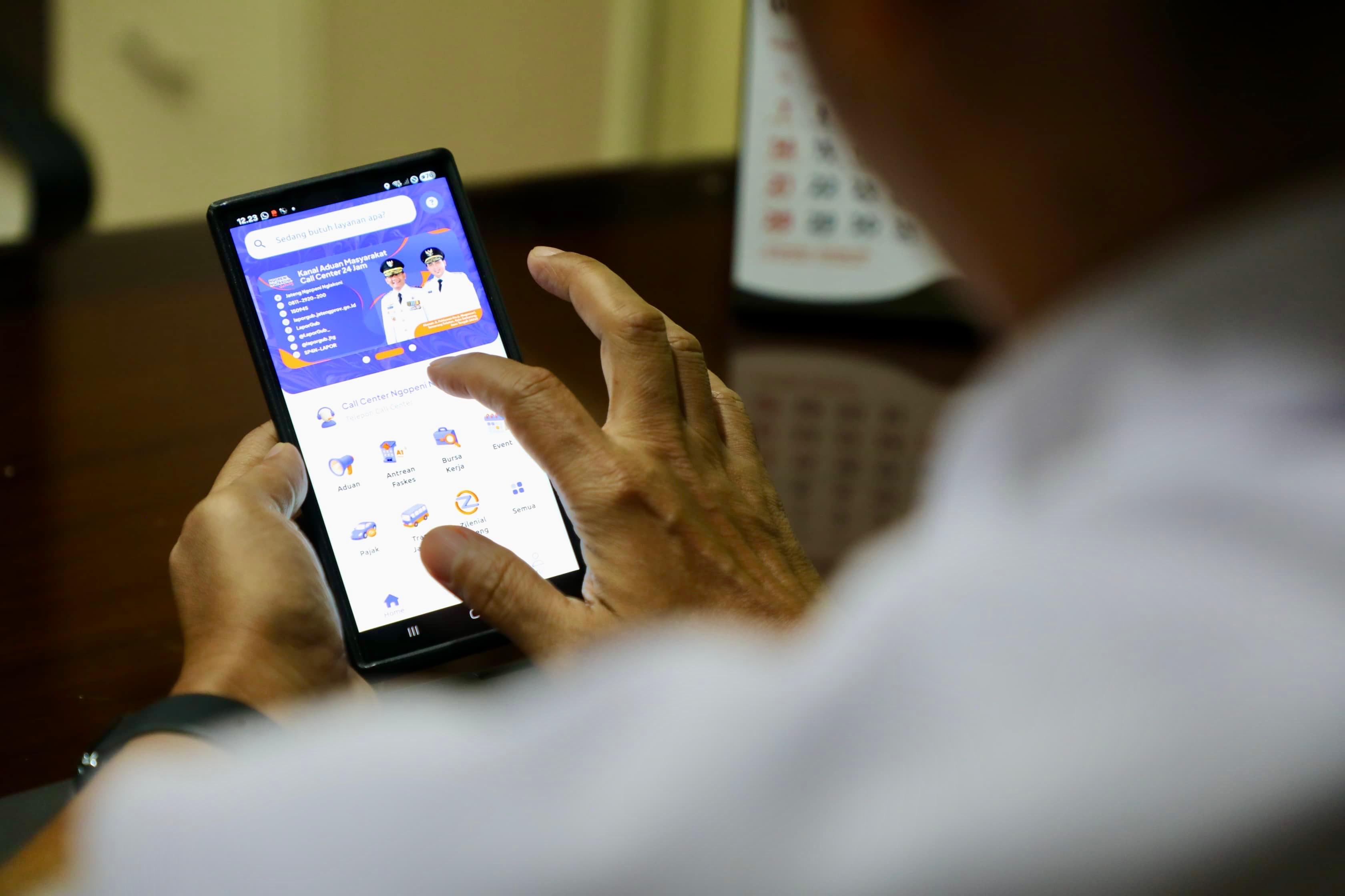 warga bisa mengakses informasi, menyampaikan aspirasi, hingga melaporkan keluhan pelayanan publik lewat Jateng Ngopeni Nglakoni (JNN)