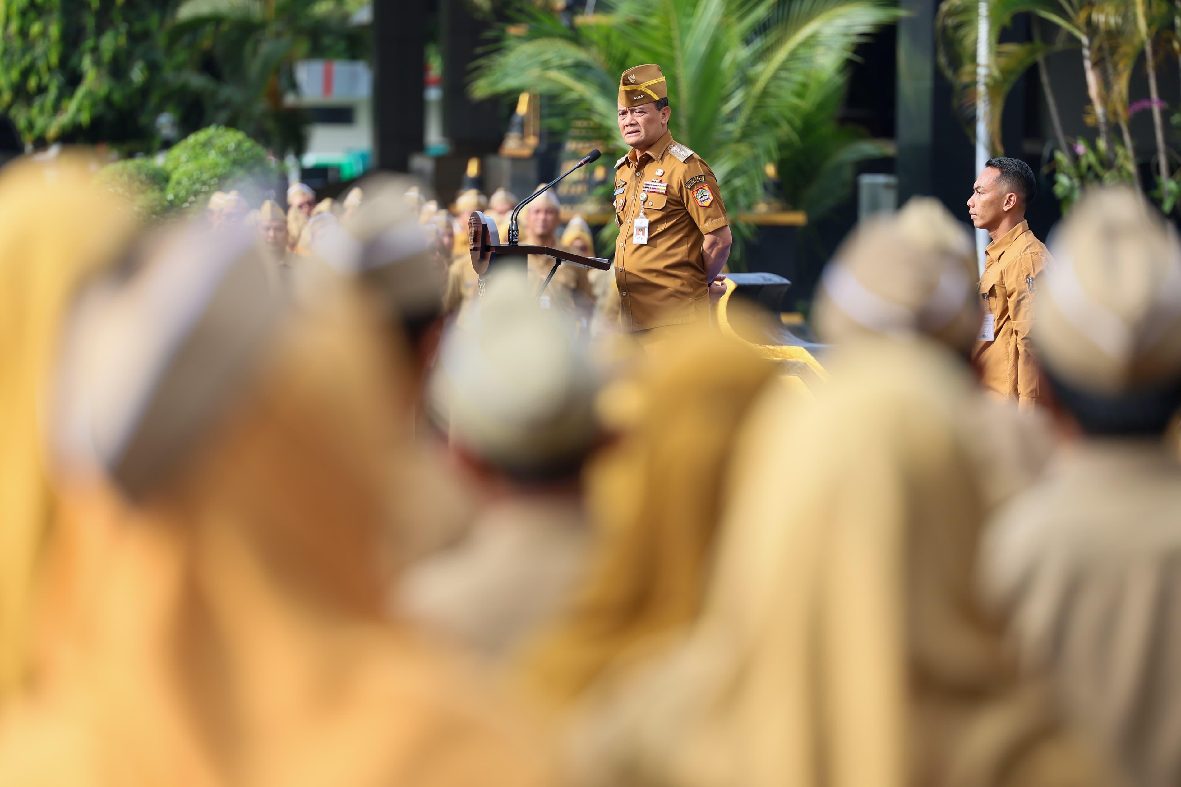 Gubernur Ahmad Luthfi saat memimpin apel pagi di Halaman Kantor Gubernur Jawa Tengah, Senin, 29 Desember 2025.