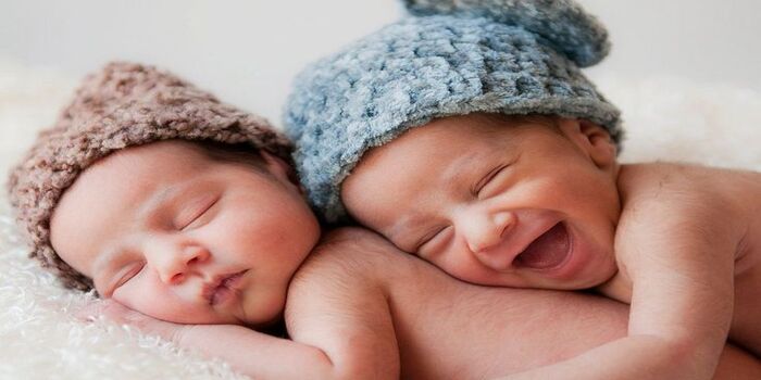 Tangkapan layar dari Pinterest akun cliftsusan1, menampilkan dua bayi yang tertidur berdampingan di atas alas lembut. Keduanya mengenakan topi rajut dengan warna berbeda, satu bayi tampak terlelap.