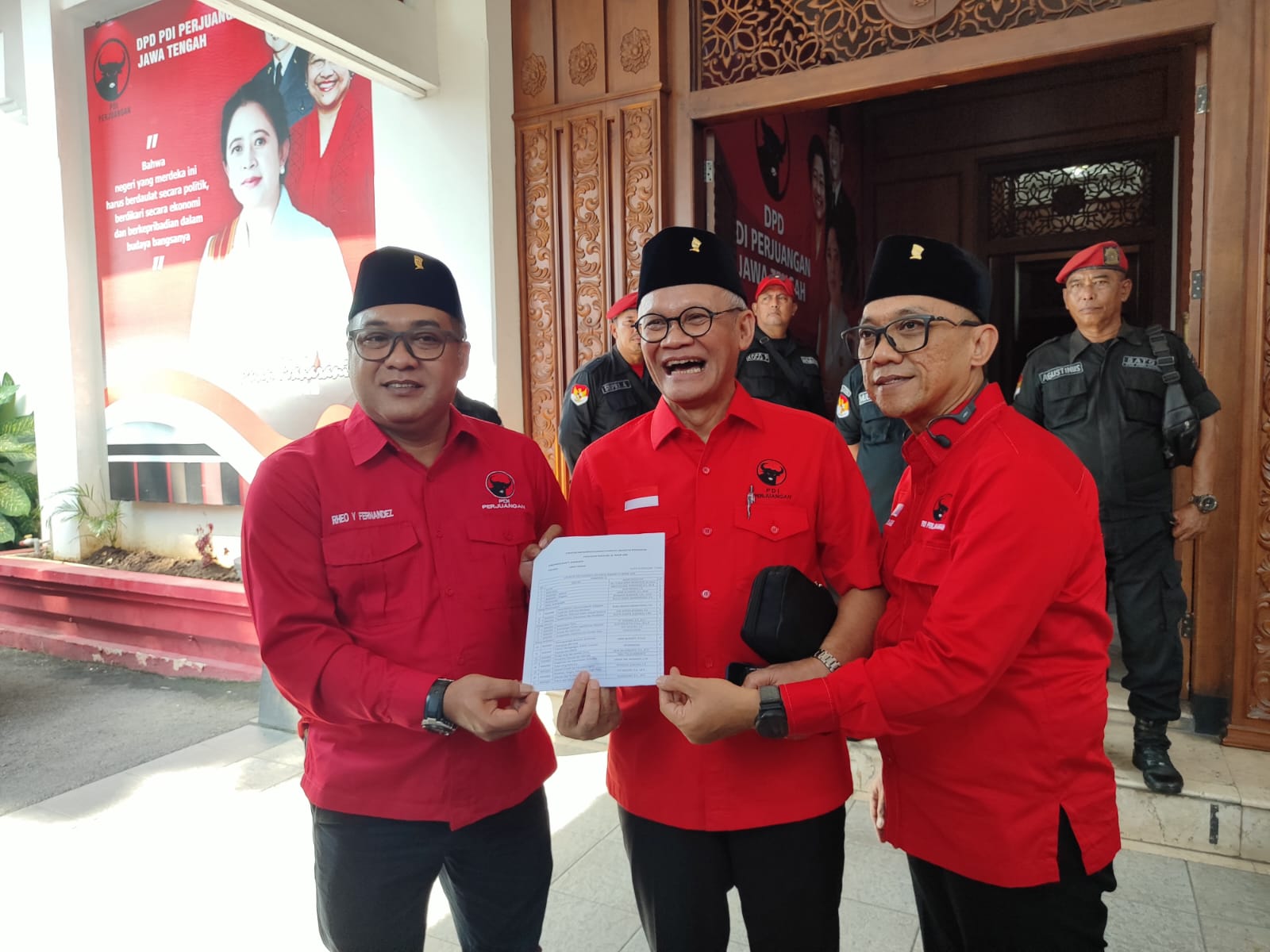Ketua DPC PDI Perjuangan Surakarta Aria Bima (tengah) usai pelantikan di Panti Marhaen, Selasa (30/12).