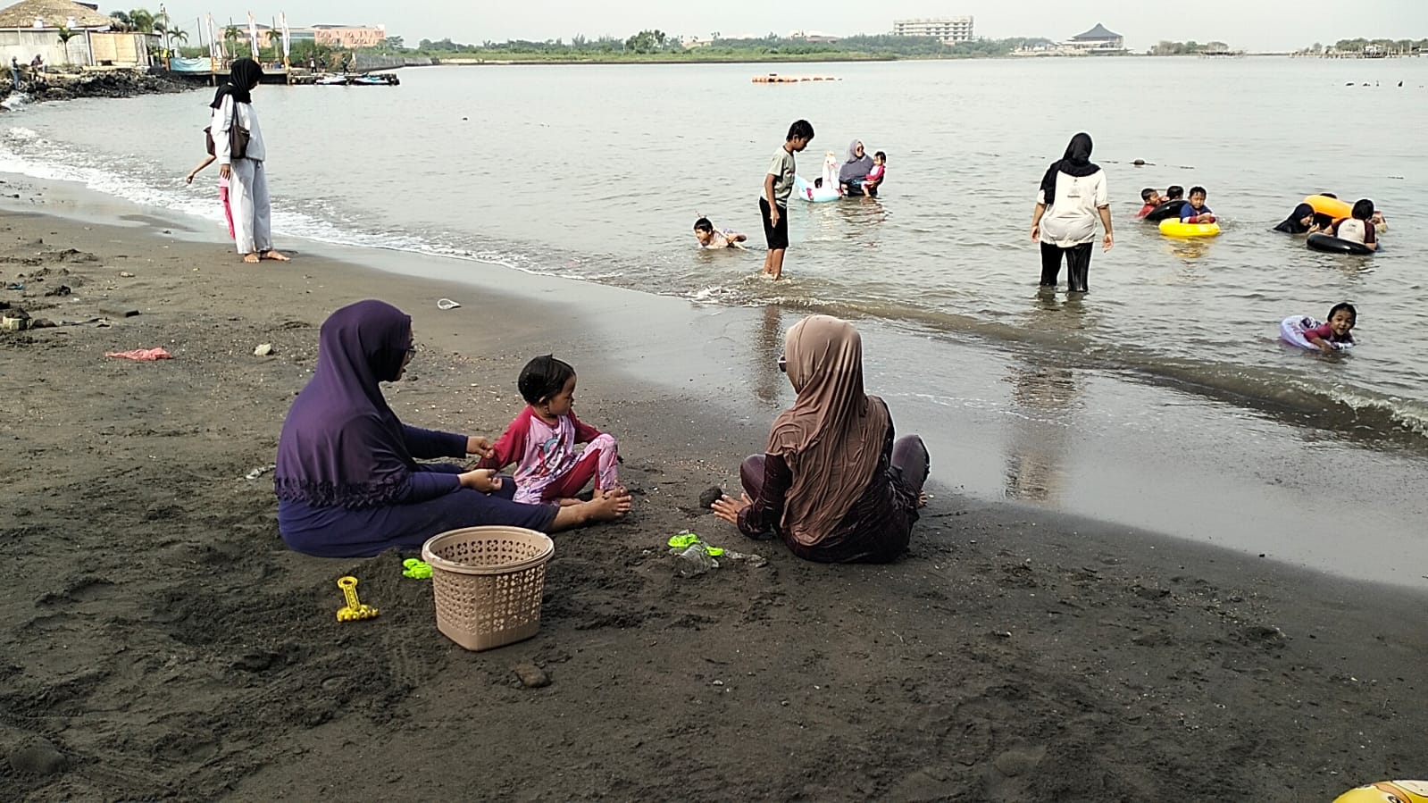 Menikmati liburan di Pantai Marina saat libur Nataru, Selasa (30/12).