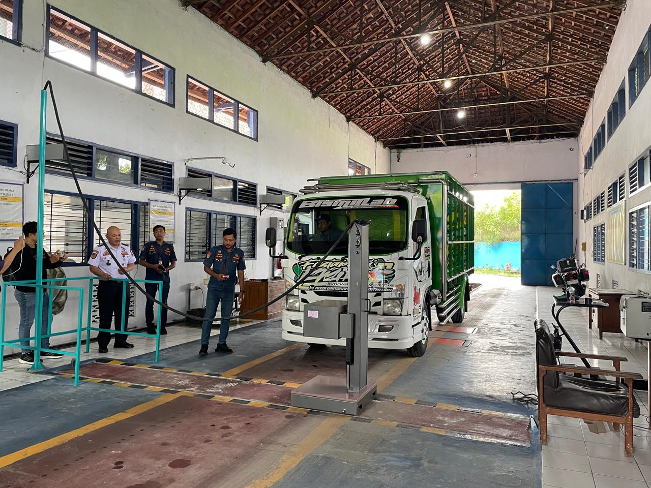 Antrean kendaraan saat uji KIR di kantor Dinas Perhubungan Kabupaten Semarang. Maria Novena/Jawa Pos Radar Semarang