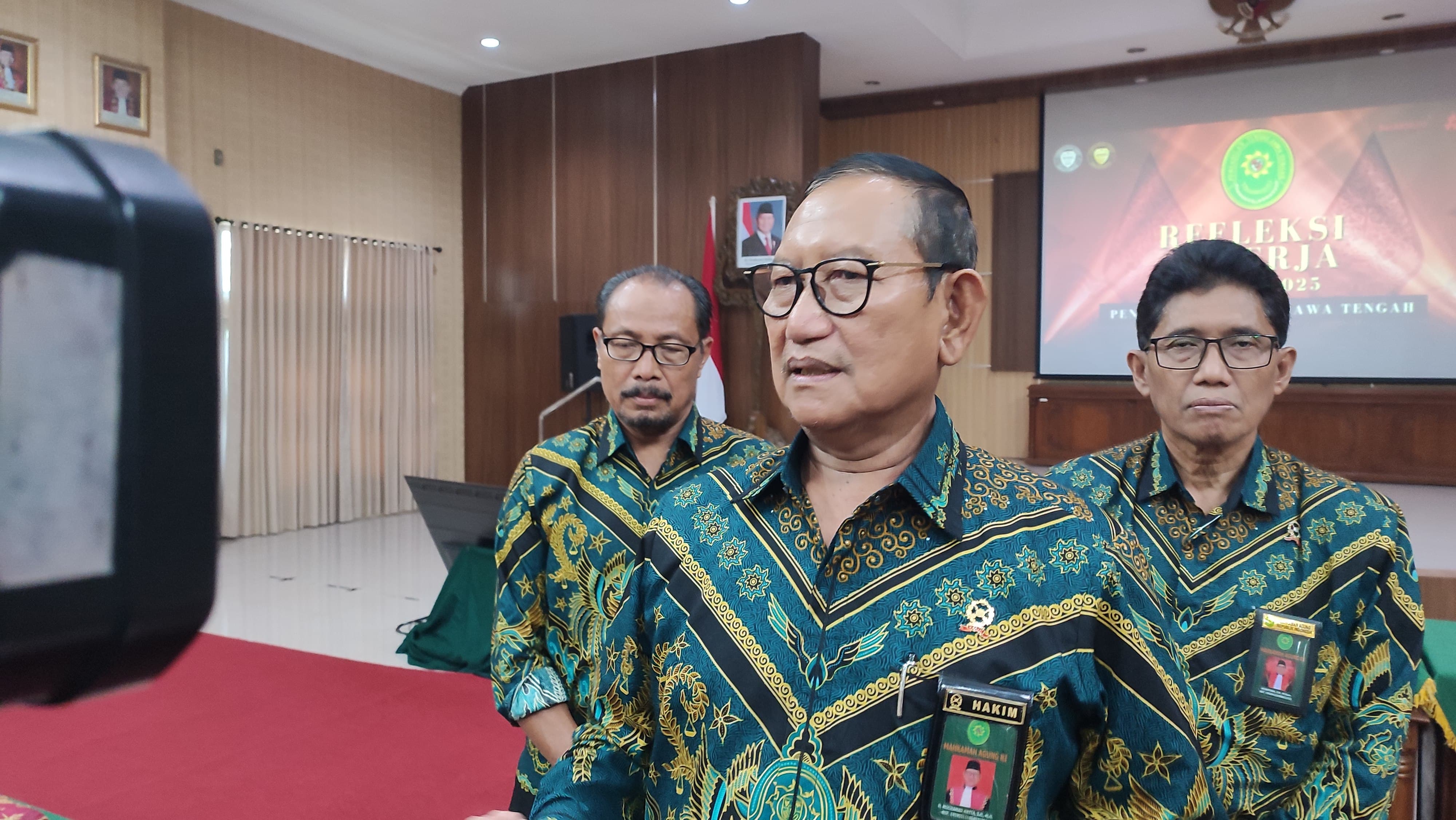 Ketua Pengadilan Tinggi Jawa Tengah, Mochamad Hatta memberikan keterangan dalam rilis pencapaian 2025, Selasa (30/12/2025).