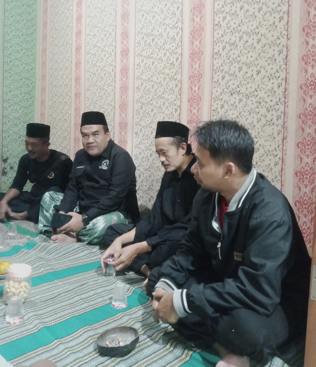 Ketua PW Pagar Nusa Jateng yang juga Bupati Blora, Arief Rohman takziyah di rumah almarhum Mohammad Bimo Saputra, korban pengeroyokan, Senin (30/12/2025) malam.