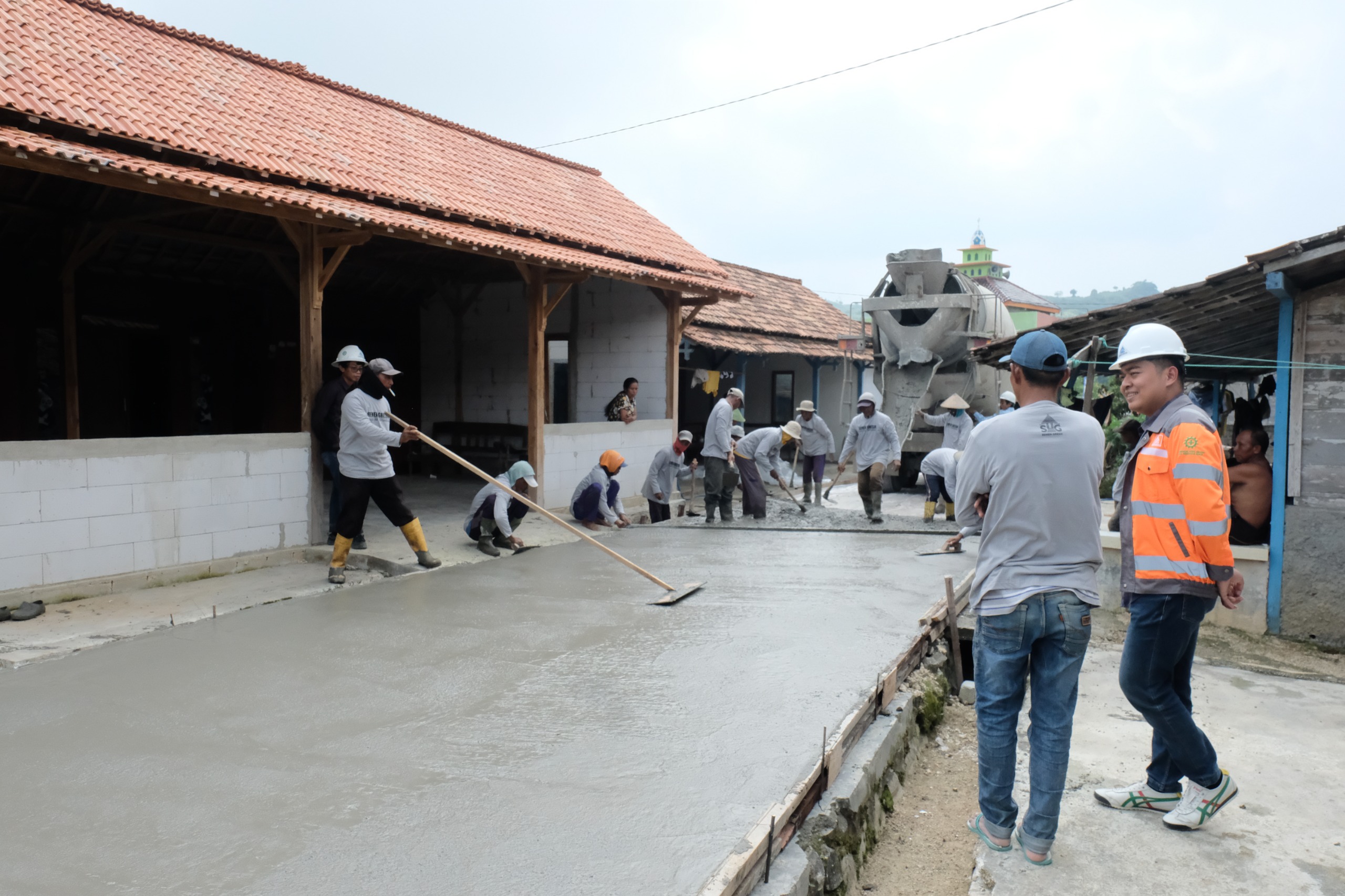 Tim CSR PT Semen Gresik melakukan monitoring & evaluasi (Monev) program FMM bidang infrastruktur pengecoran jalan rabat beton di desa Tegaldowo & Kajar, Kecamatan Gunem, Kabupaten Rembang