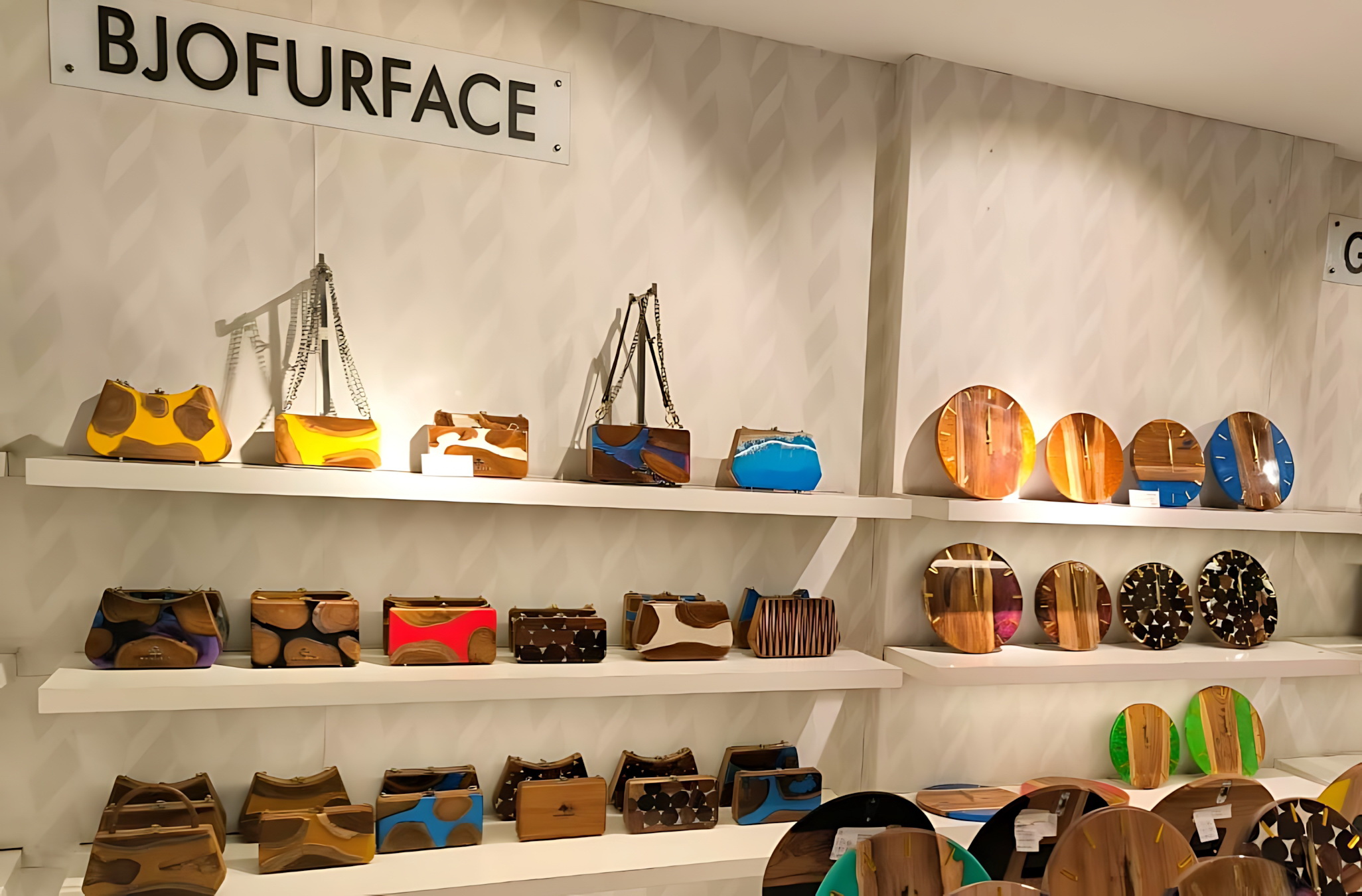 KOLEKSI - Puluhan koleksi produk BJO Furface di salah satu galeri.