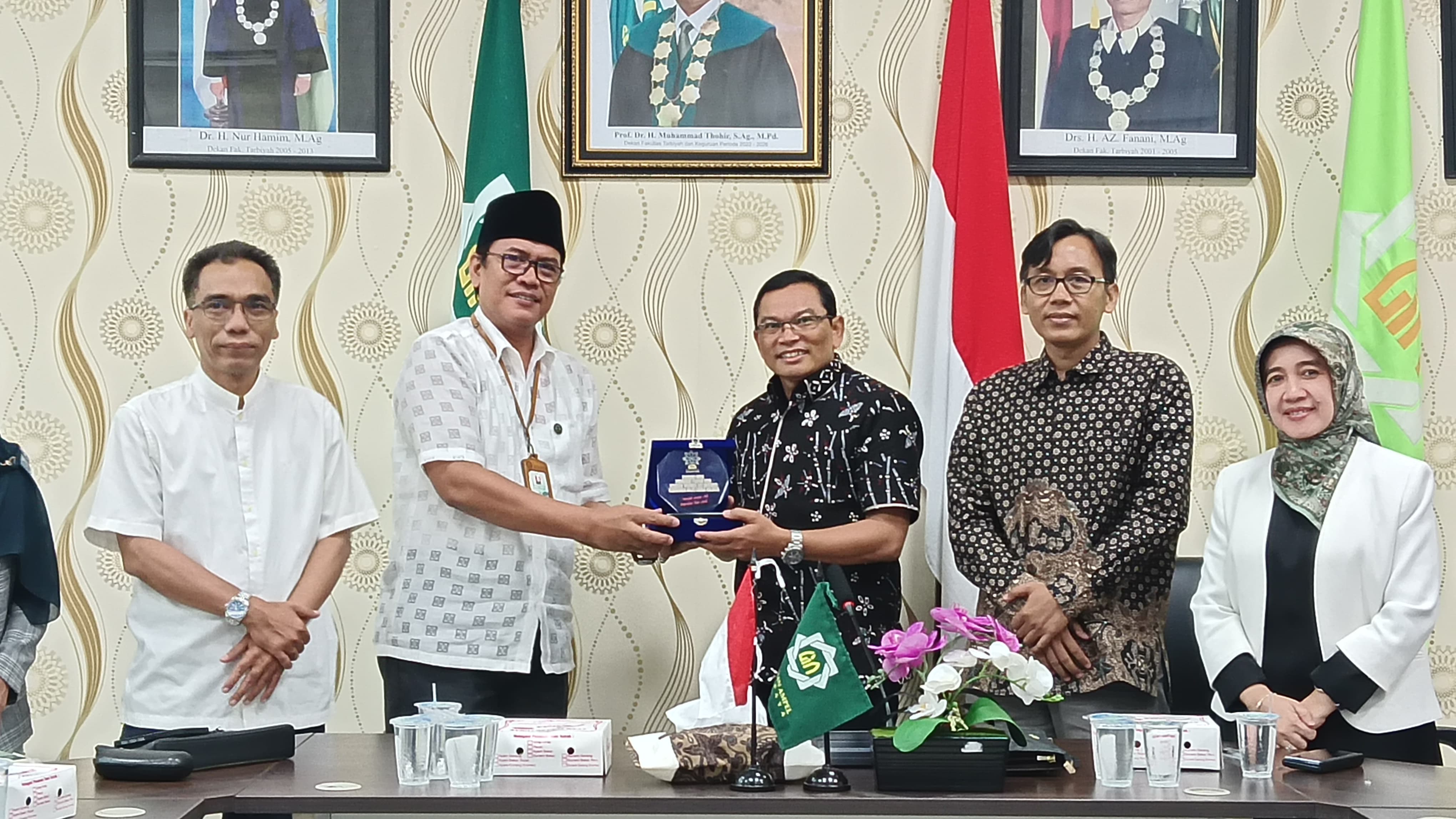 FTIK UIN Salatiga berkunjung ke FTK UIN Sunan Ampel Surabaya untuk agenda Benchmarking Pengelolaan PPG Dalam Jabatan (Daljab), Selasa (30/12), di ruang rapat FTK UINSA.