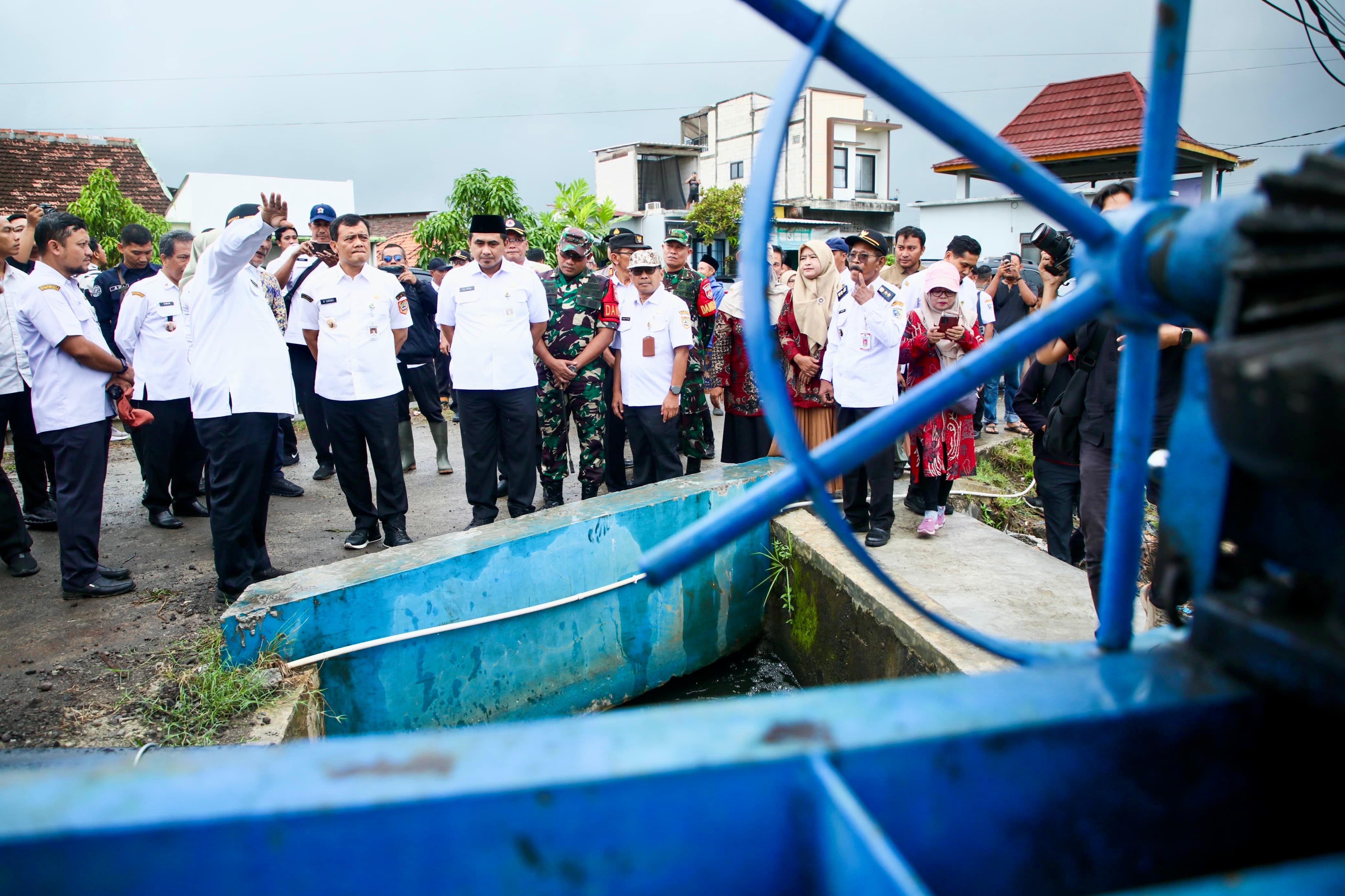 Gubernur dan Wakil Gubernur meresmikan Pompa Air Tenaga Surya (PATS) di Desa Sayung, Kecamatan Sayung, Kabupaten Demak