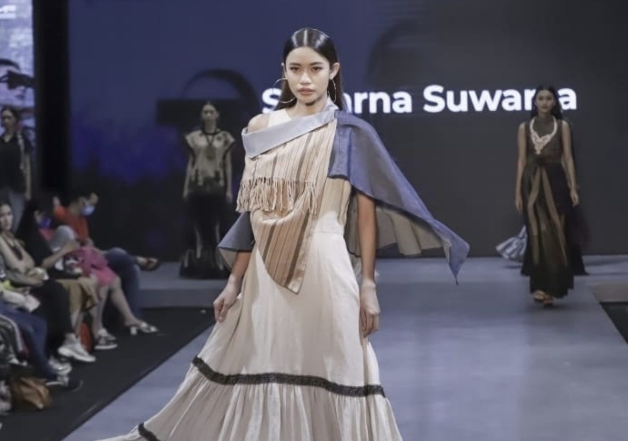Peragaan busana by Sudarna Suwarsa
