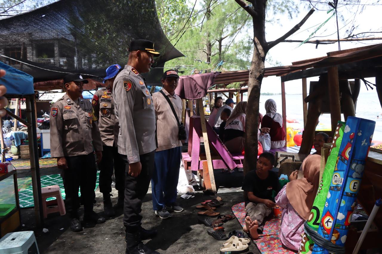Kapolres Kendal AKBP Hendry Susanto Sianipar bersama pejabat utama Polres Kendal melakukan monitoring pengamanan di kawasan wisata Pantai Ngebum pada Jumat (2/1/2026).