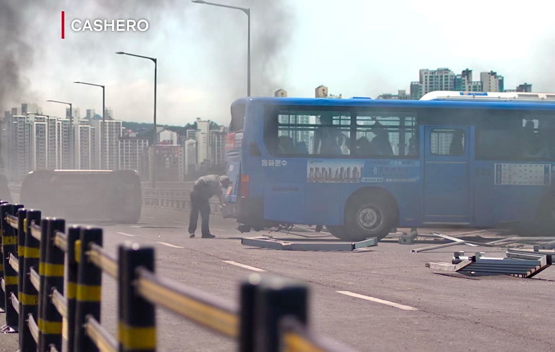 TARIK BUS - Salah satu adegan di serial Cashero, saat salah satu pelakon menarik bus yang mau jarih dari jembatan.