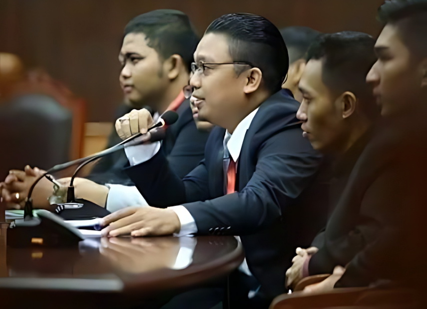 PENGGUGAT - Kuasa hukum pemohon (PASUTRI) Viktor Santoso Tandiasa bersama tim ny dalam suatu perkara.